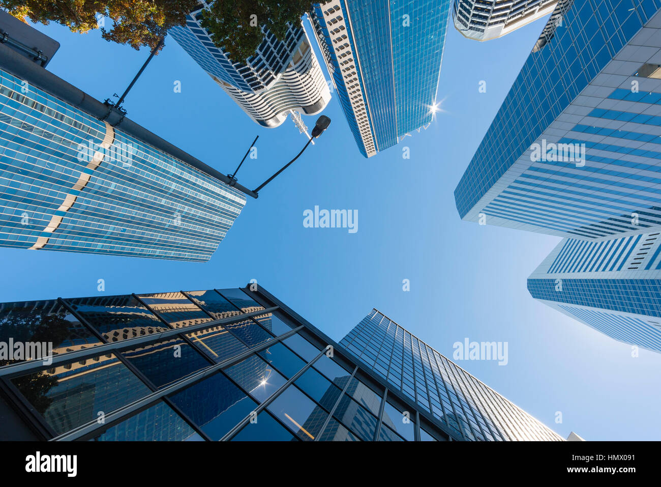 Les gratte-ciel modernes et ciel bleu Banque D'Images