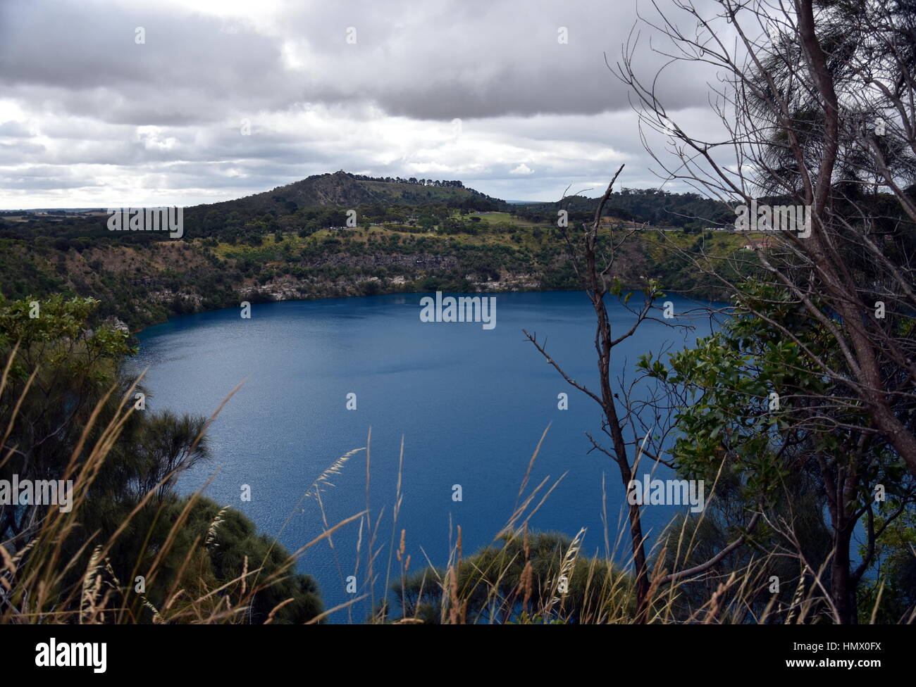 L'incroyable Lac Bleu à Mt Gambier, Australie du Sud. Le Lac Bleu est un grand lac de cratère monomictique situé dans un état dormant maar volcanique associé Banque D'Images