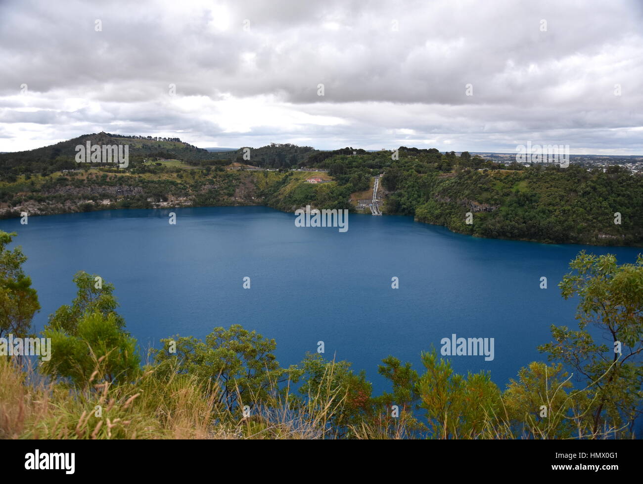 L'incroyable Lac Bleu à Mt Gambier, Australie du Sud. Le Lac Bleu est un grand lac de cratère monomictique situé dans un état dormant maar volcanique associé Banque D'Images