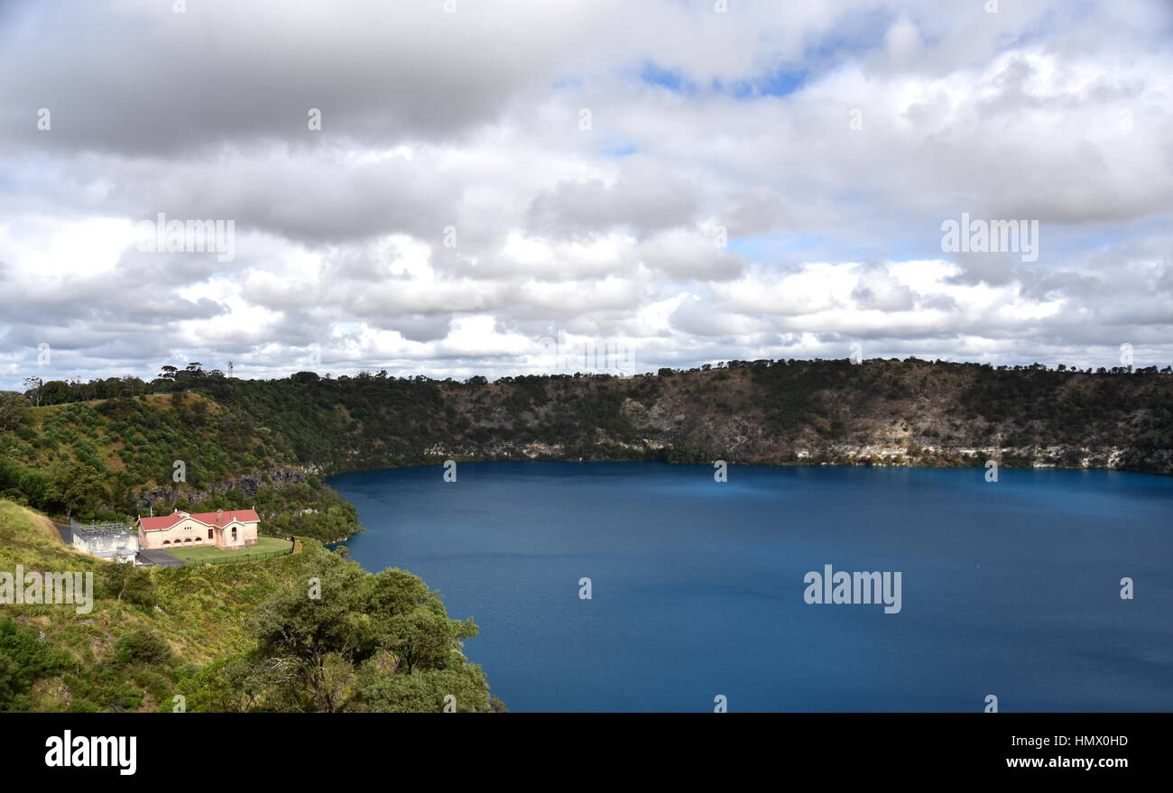 L'incroyable Lac Bleu avec la station de pompage d'origine à Mt Gambier, Australie du Sud. Le Lac Bleu est un grand lac de cratère monomictique situé dans Banque D'Images