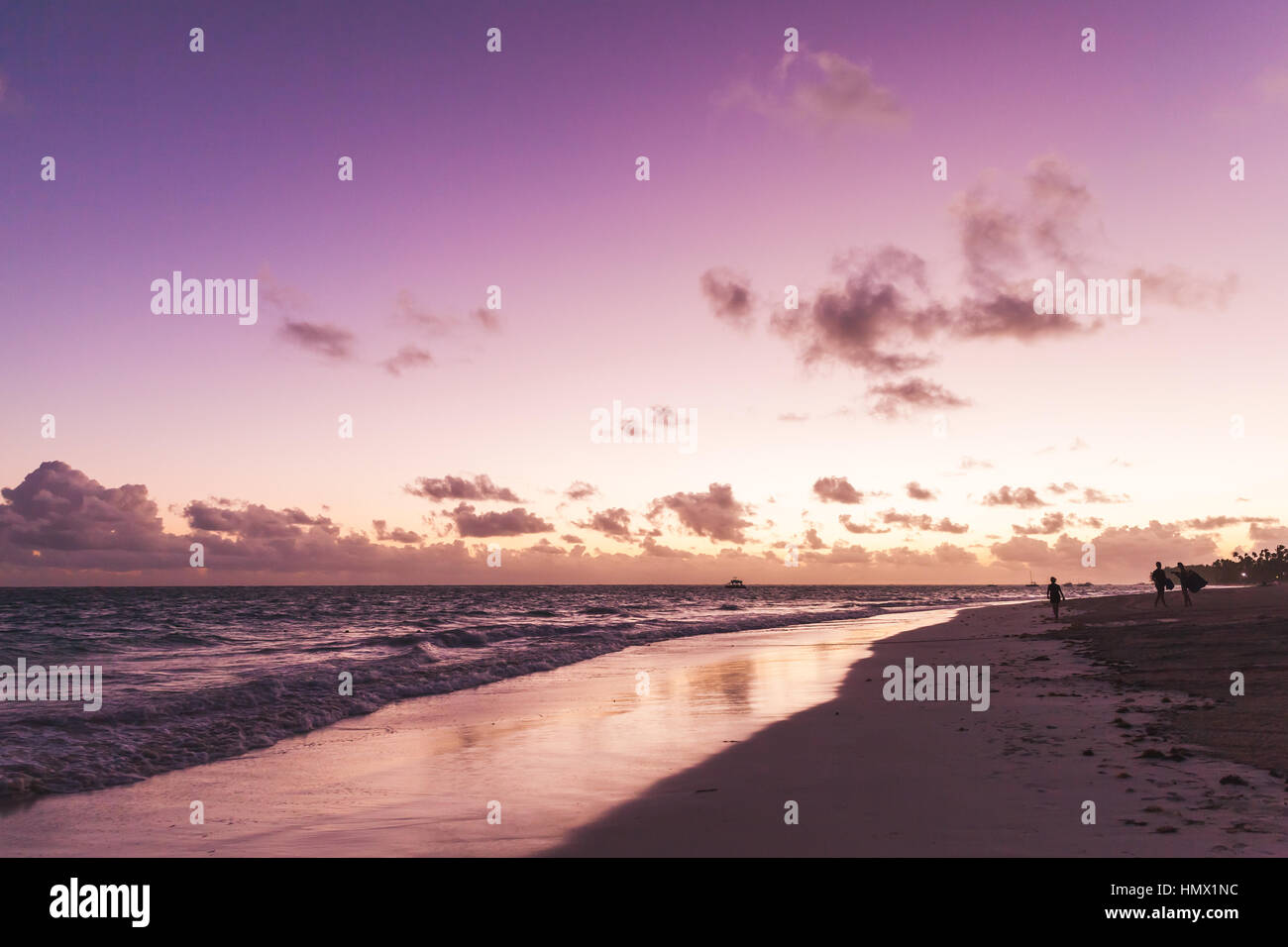 Purple le lever du soleil sur l'océan Atlantique, la côte Bavaro Beach, d'Hispaniola. République dominicaine, Paysage côtier avec filtre de correction tonale colorés Banque D'Images