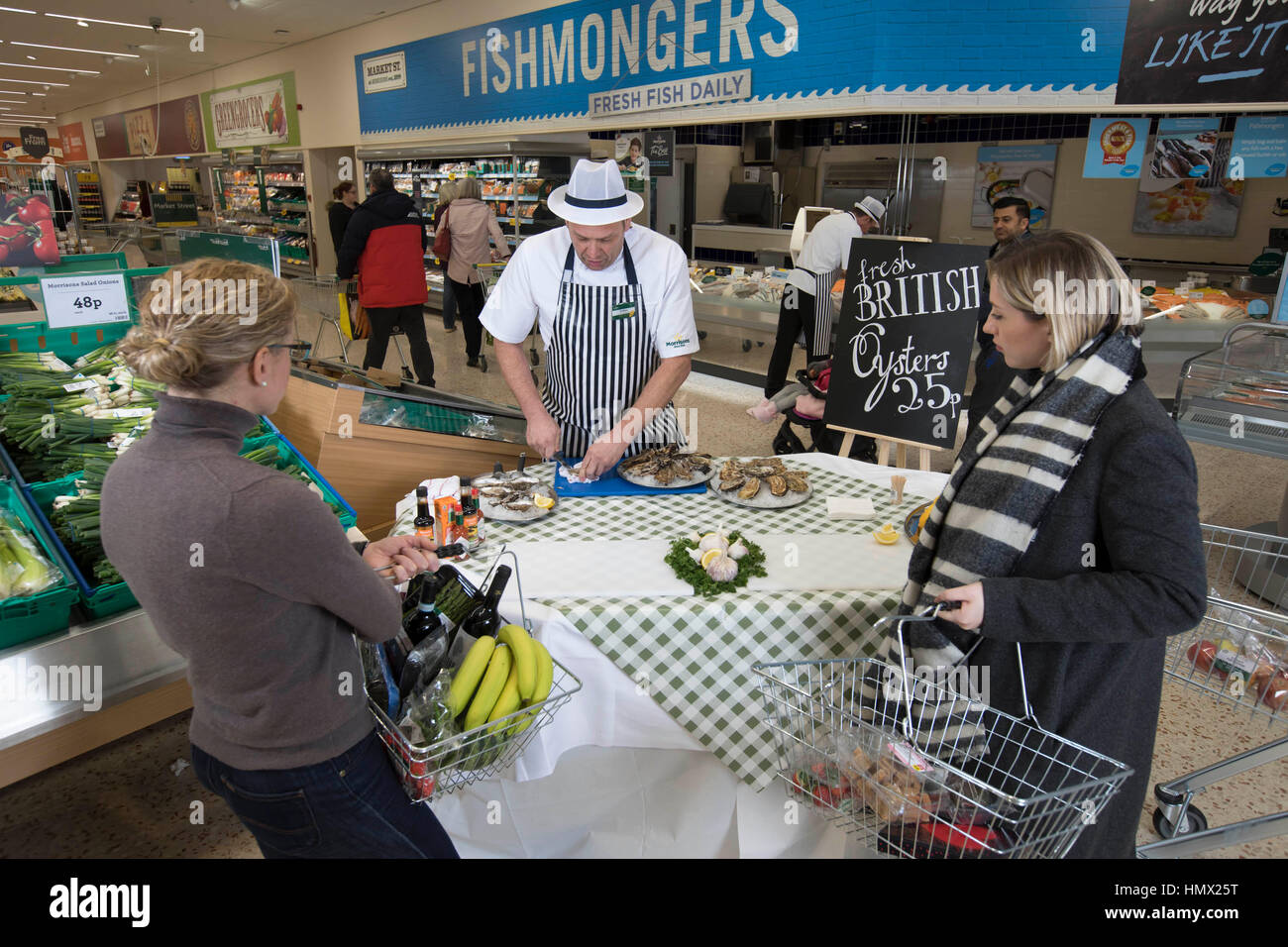 EDITORIAL N'utilisez que des fruits de mer spécialiste Morrisons Andrew Speight prépare les huîtres pour les clients à Morrisons dans Bradford comme la chaîne de supermarchés réduit le coût d'huîtres, un aphrodisiaque, à 25p pour la Saint-Valentin. Banque D'Images