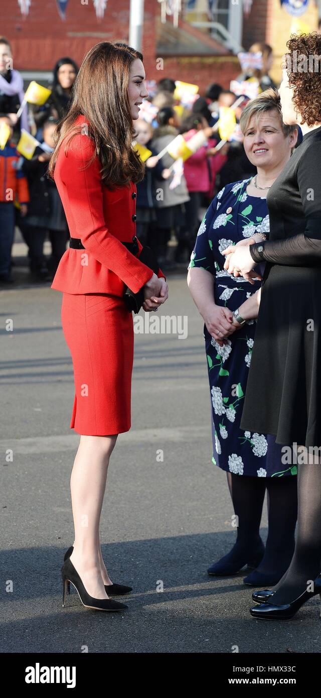 La duchesse de Cambridge quitte le ruisseau Mitchell, l'école primaire, au nord de Londres, où elle et son mari ont assisté à la place2Be Big Assemblée générale avec les chefs ensemble pendant la Semaine de la santé mentale des enfants. Banque D'Images