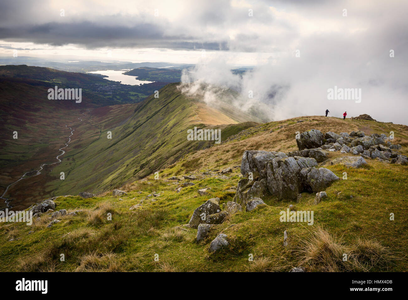 Avis de Rydal a chuté et le lac Windermere à partir du haut d'une grande Rigg sur le Horseshoe Fairfield en Cumbria, UK Banque D'Images