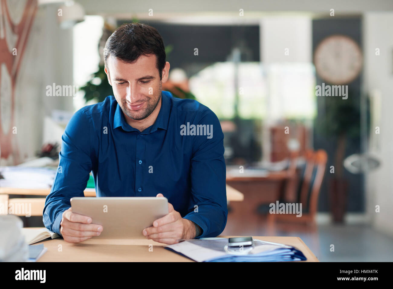 Entrepreneur à l'aide d'une tablette numérique pour les entreprises dans un bureau Banque D'Images