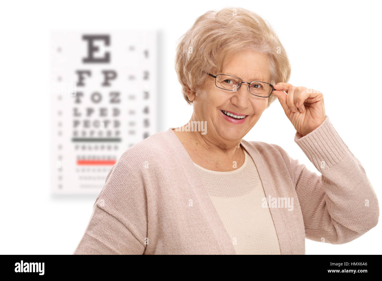 Young woman smiling devant un tableau isolé sur fond blanc Banque D'Images