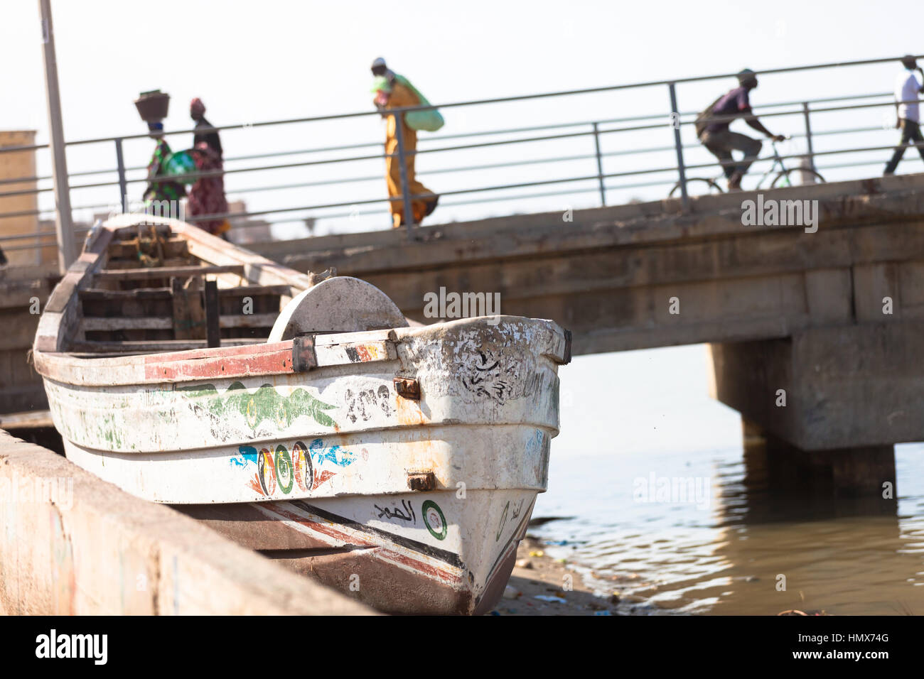 Le 28 novembre 2012 St Louis, Sénégal Seaview avec voile Banque D'Images