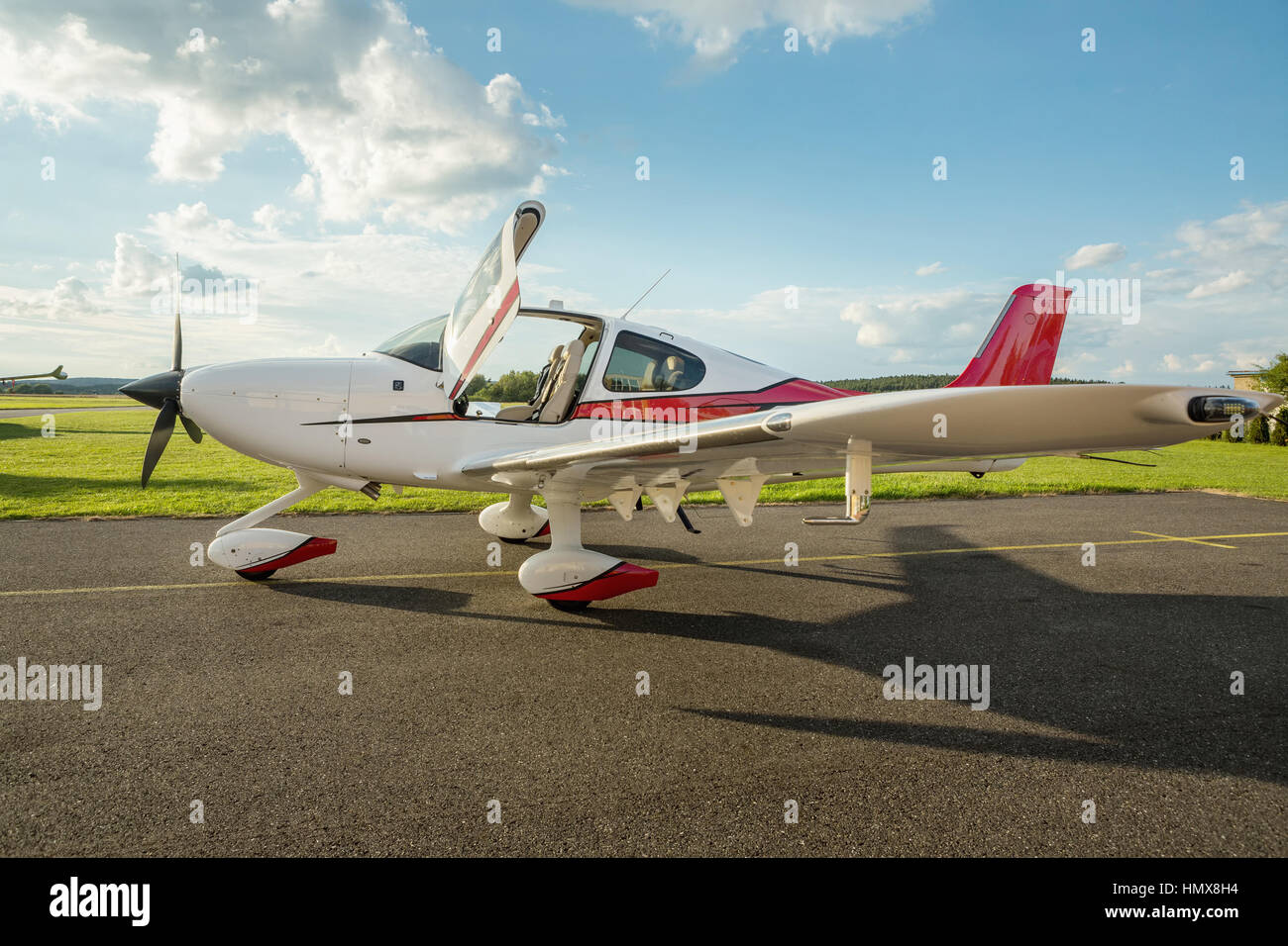 Seul aéronef à turbopropulseur sur le terrain en journée ensoleillée, cirrus, SR22 Banque D'Images