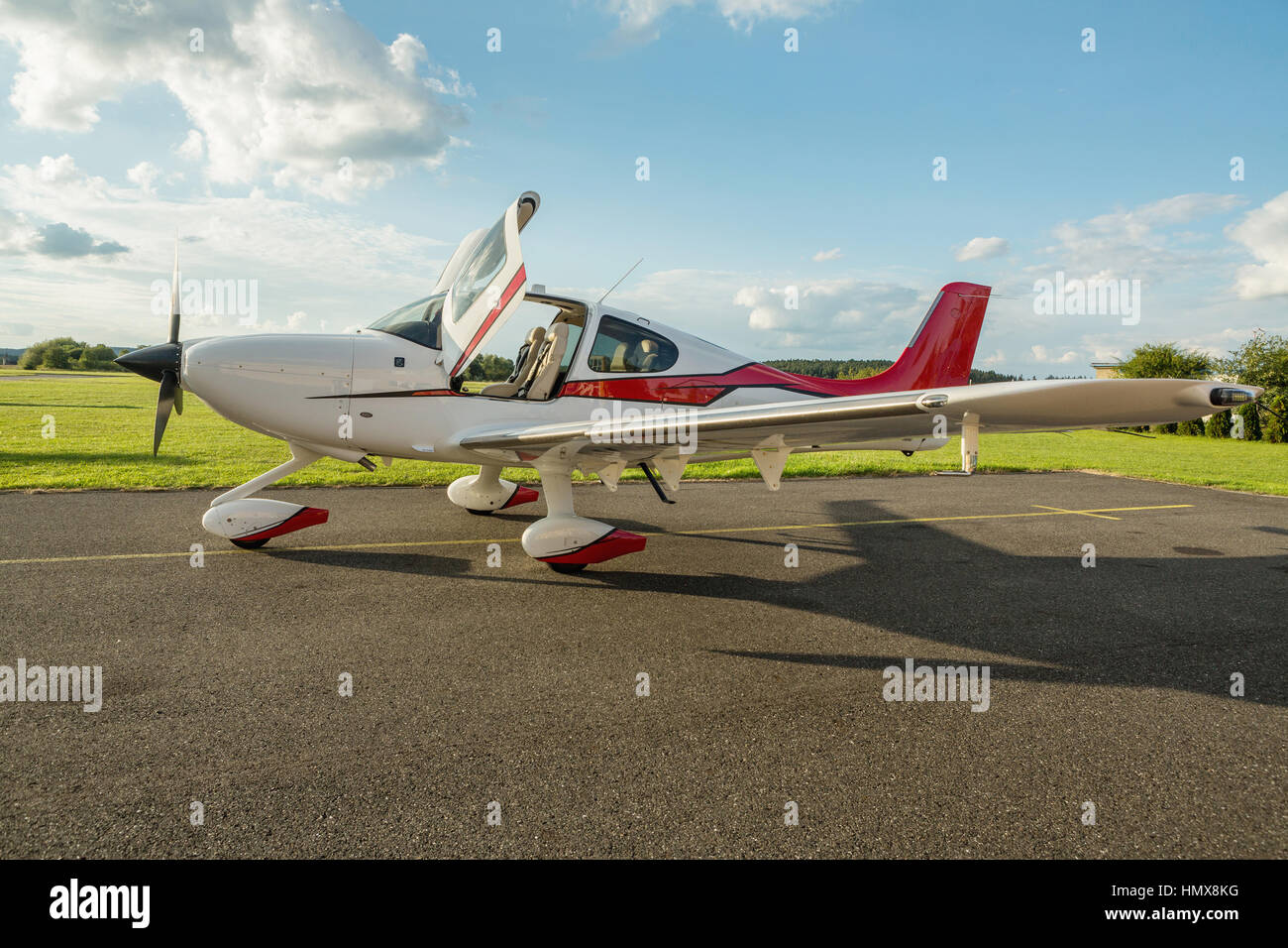 Seul aéronef à turbopropulseur sur le terrain en journée ensoleillée, cirrus, SR22 Banque D'Images