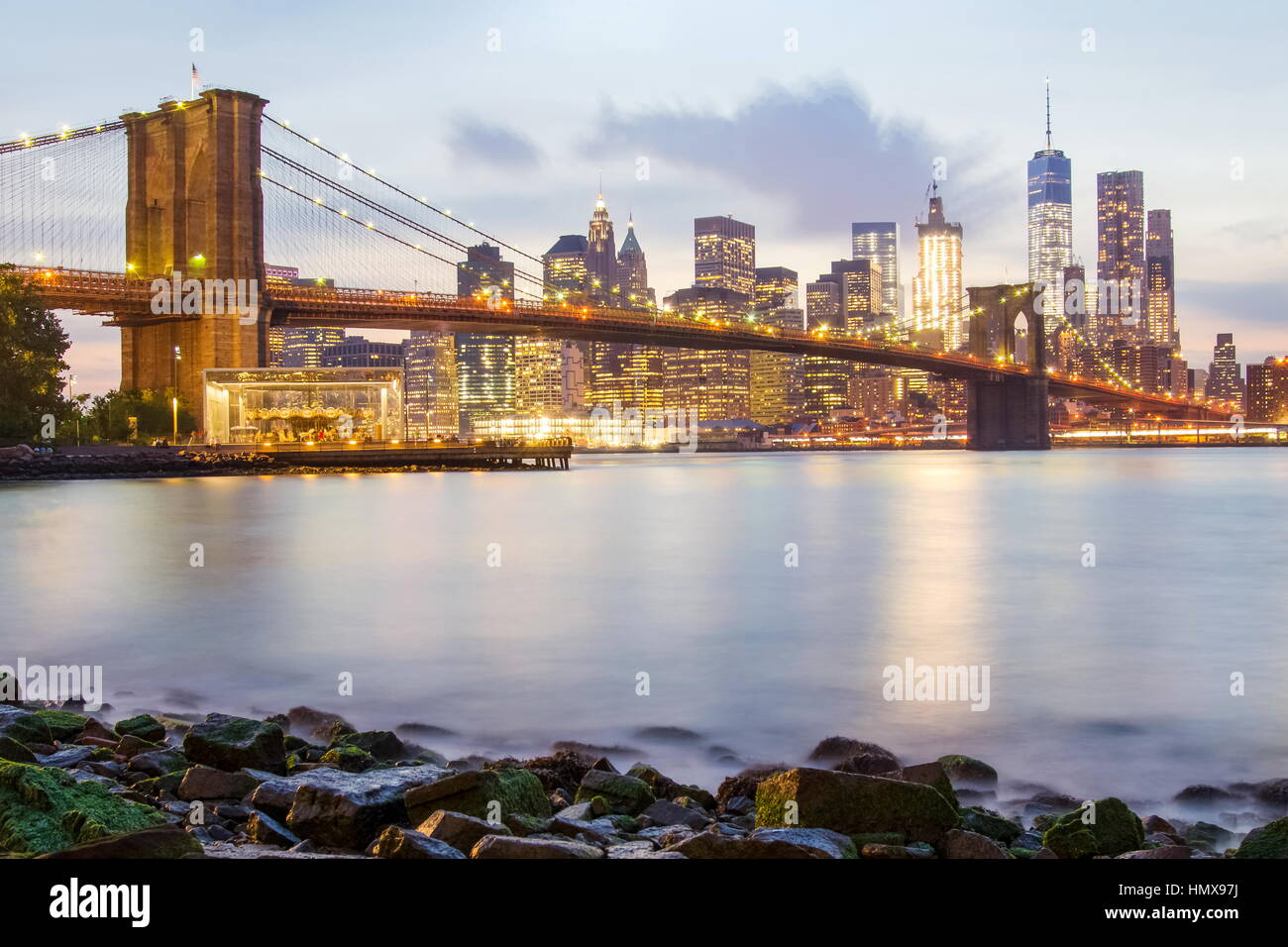 Pont de Brooklyn et le Lower Manhattan à heure bleue à New York City Banque D'Images