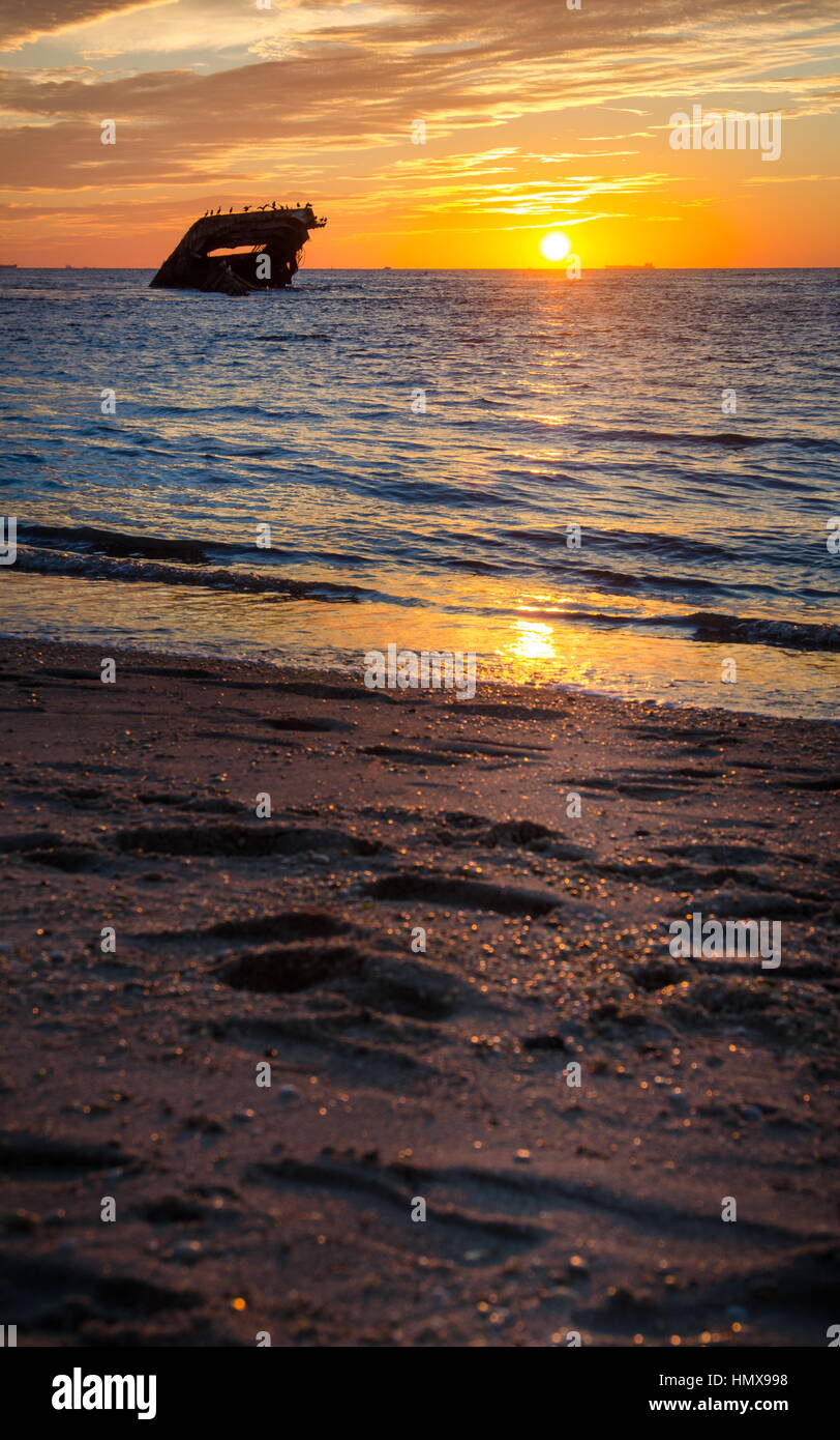 Cape May beach, avec le naufrage au coucher du soleil Banque D'Images