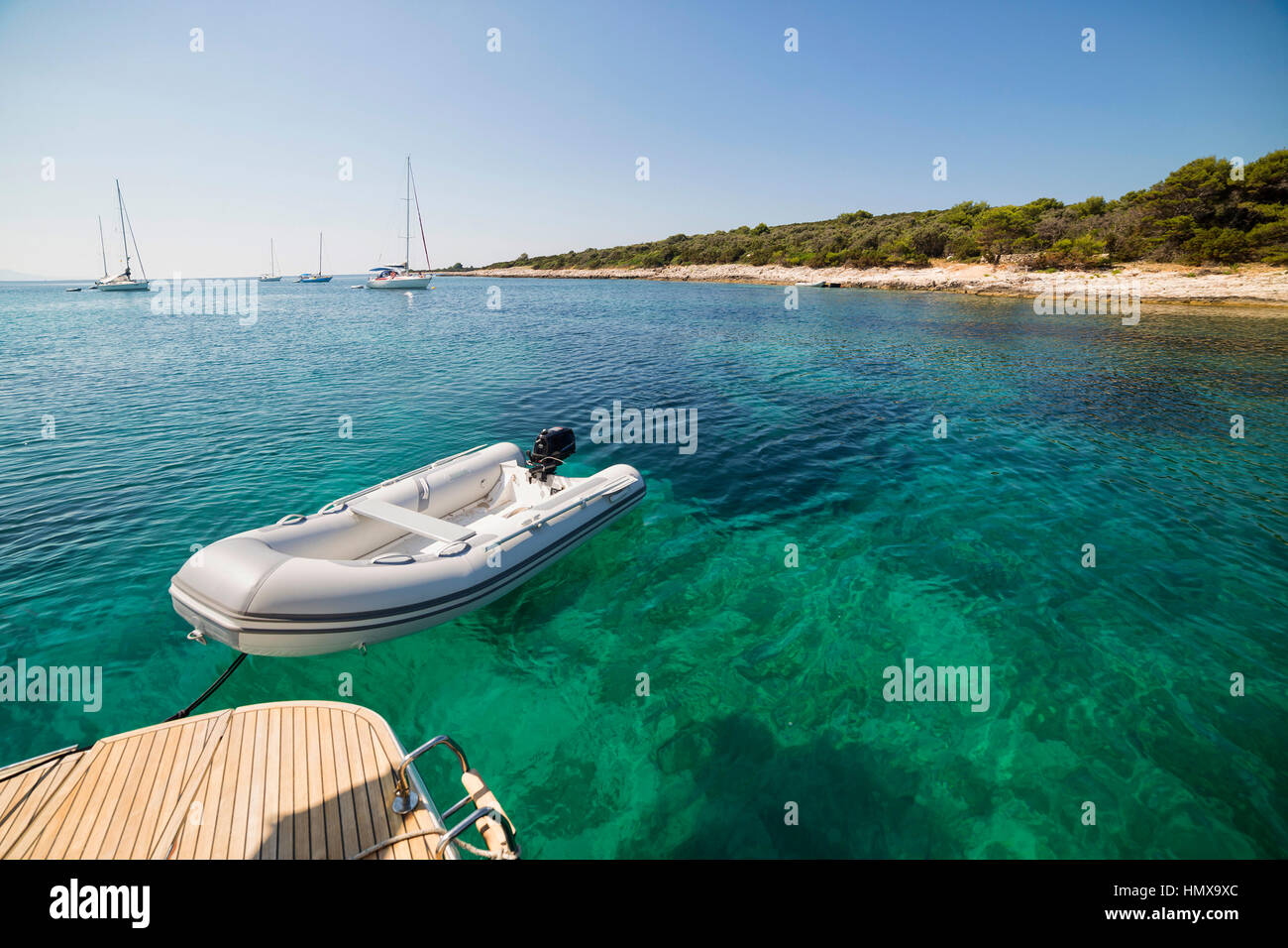 Bateau gonflable dans la mer connecté pour location, Croatie Banque D'Images Bateau gonflable dans la mer connecté pour location, Croatie Banque D'Images