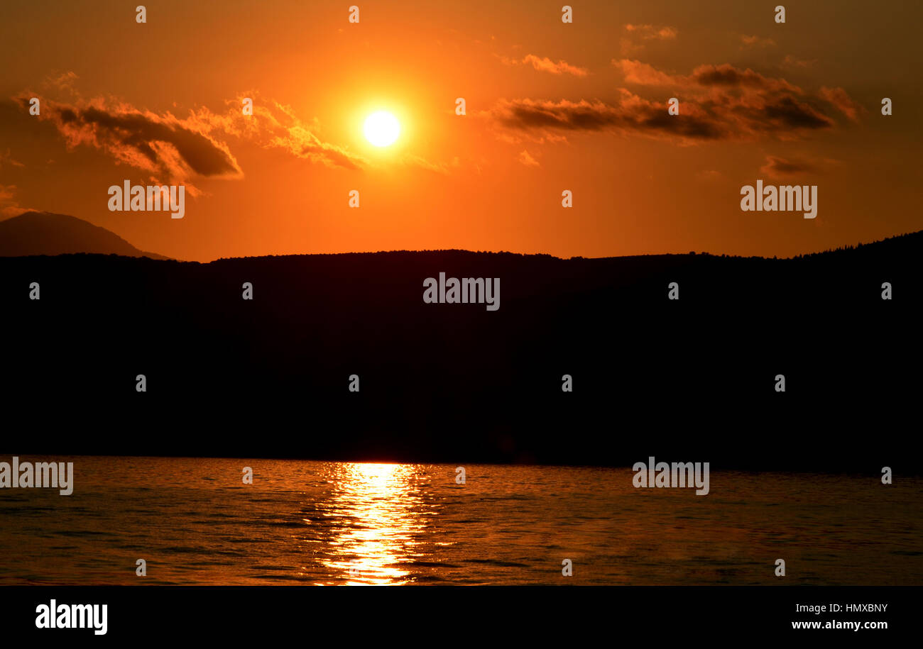 Le Sleepy silence de la baisse dans un cadre de nuages majestueux nous parle dans le langage éloquent au sujet de la beauté et de la grandeur du monde, à propos de fuga Banque D'Images