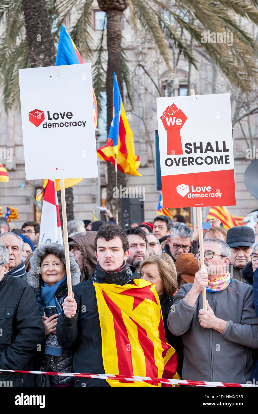 Barcelone, Catalogne, Espagne. Feb 6, 2017. Pro-indépendantistes catalans et des manifestants pro-référendum se rassembler devant la Haute cour régionale dans l'attente de l'ex-président Catalan Artur Mas à la première journée de son procès sur son rôle dans 2014's le 9 novembre "référendum", "9N", de crédit : dani codina/Alamy Live News Banque D'Images