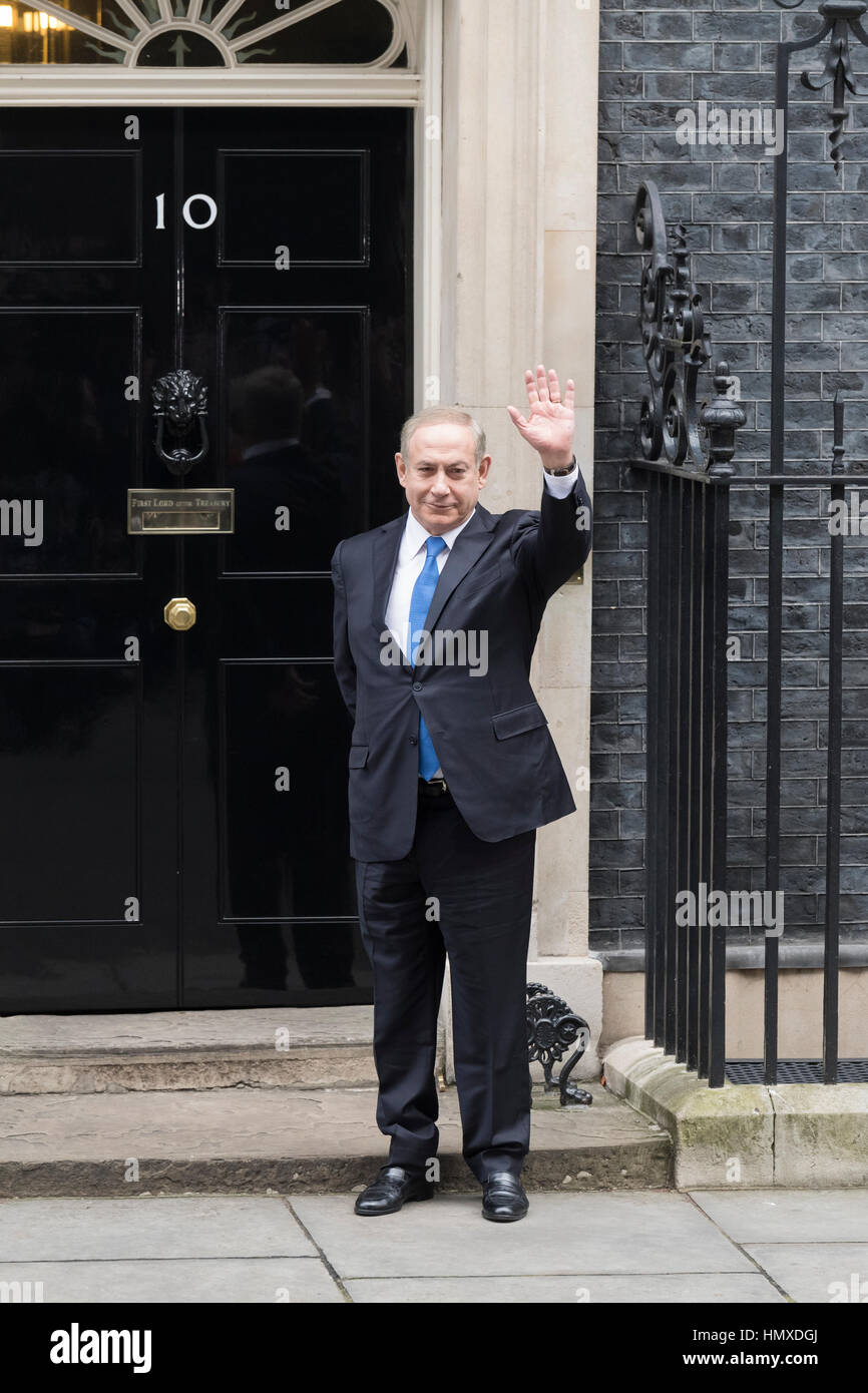 Londres, Royaume-Uni. Feb 6, 2017. Benjamin Netanyahu, Premier Ministre d'Israël, la gauche en attente sur le pas de la porte du 10 Downing Street avant d'être accueillis par Theresa May, le Premier Ministre britannique. Londres, Grande-Bretagne. Crédit : Alex MacNaughton/Alamy Live News Banque D'Images