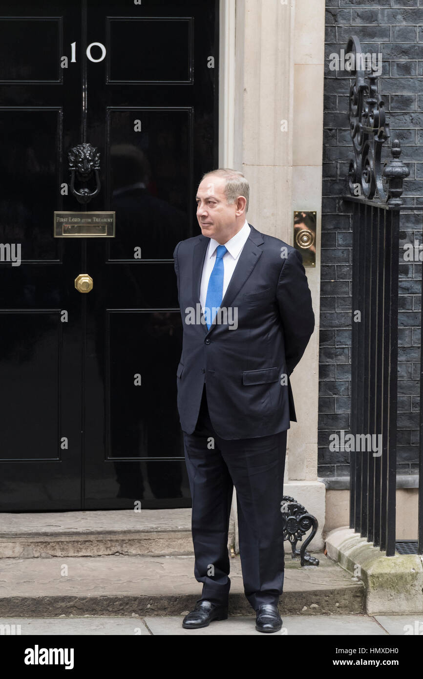 Londres, Royaume-Uni. Feb 6, 2017. Benjamin Netanyahu, Premier Ministre d'Israël, la gauche en attente sur le pas de la porte du 10 Downing Street avant d'être accueillis par Theresa May, le Premier Ministre britannique. Londres, Grande-Bretagne. Crédit : Alex MacNaughton/Alamy Live News Banque D'Images