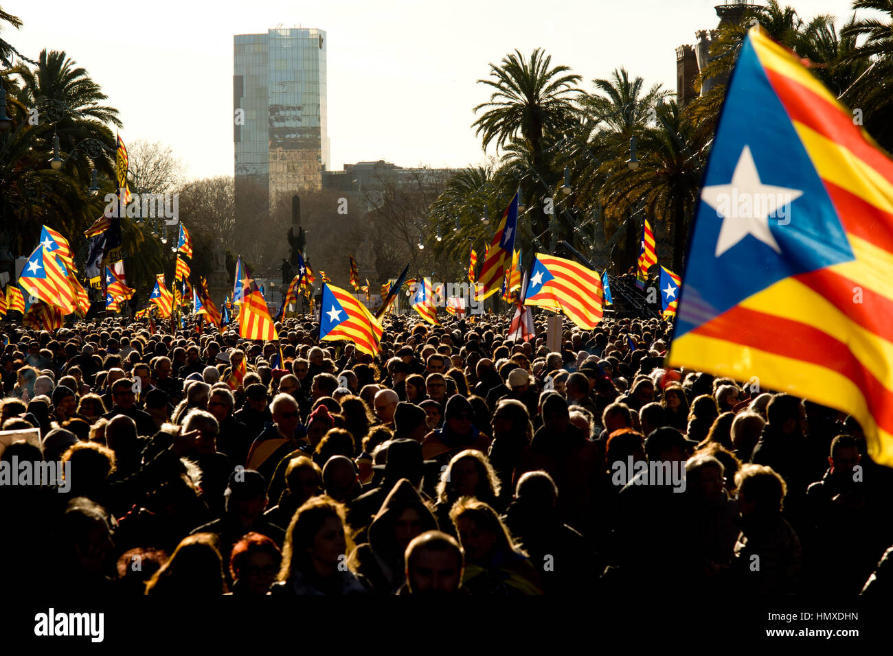 Barcelone, Catalogne, Espagne. Feb 6, 2017. Partisans de l'indépendance pro tenir estelada drapeaux devant de Haute cour régionale à Barcelone durant la première journée de procès contre l'ancien président Catalan Artur Mas. Ancien président Catalan Artur Mas, ancien Vice-président Joana Ortega et ancien ministre de l'éducation Irene Rigau face à 10 ans d'interdiction de l'exercice de toute fonction publique après avoir été accusé d'avoir désobéi à la Cour constitutionnelle par l'organisation d'un référendum consultatif sur l'indépendance de la Catalogne en novembre 2014. Crédit : Jordi Boixareu/Alamy Live News Banque D'Images