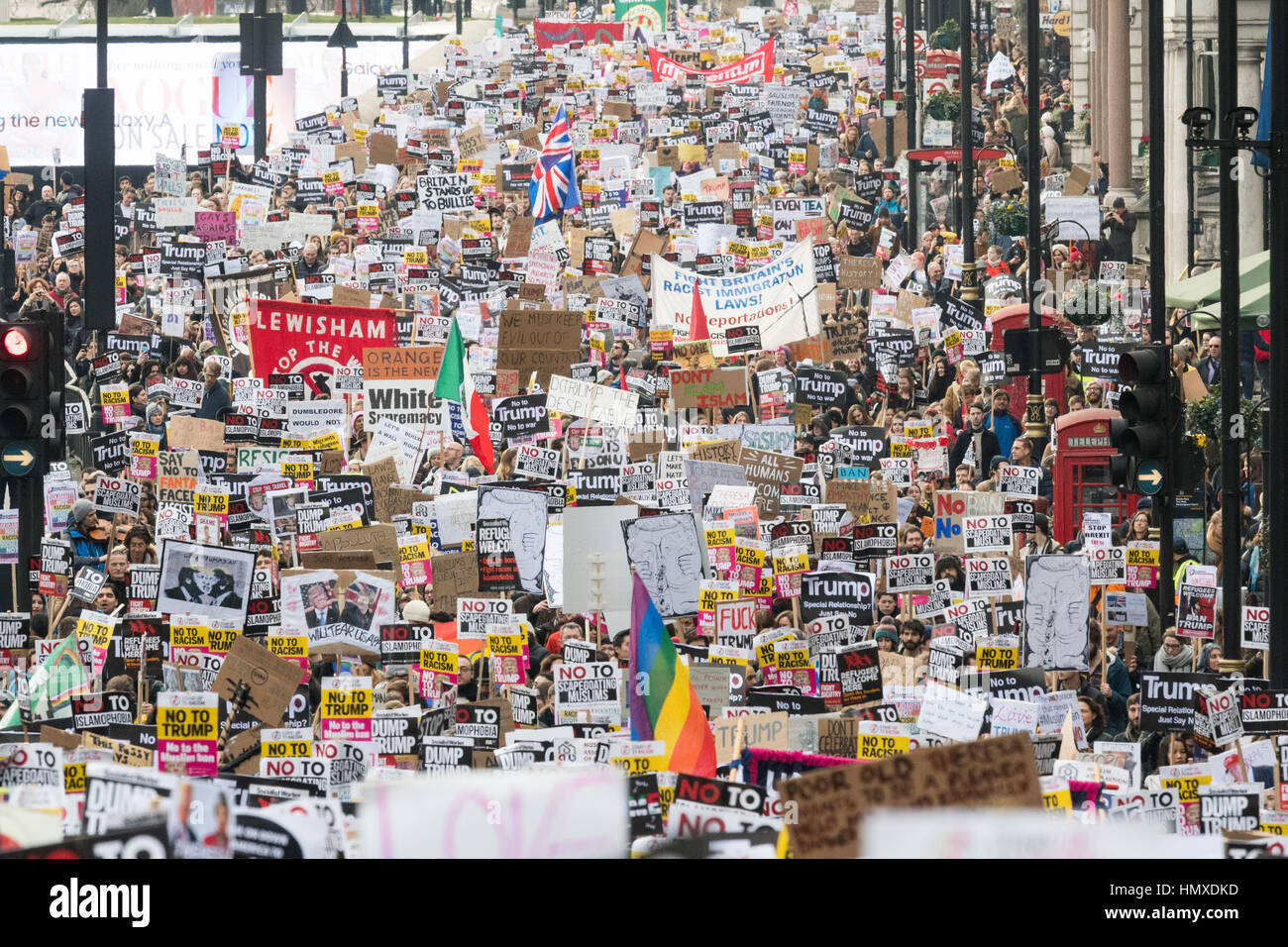 Londres, Royaume-Uni. Feb, 2017 4. Des milliers de manifestants protestent contre l'interdiction de voyager à Donald Trump de musulmans qui se rendent aux États-Unis dans le centre de Londres, le 4 février 2017. Crédit : Ray Tang/Xinhua/Alamy Live News Banque D'Images