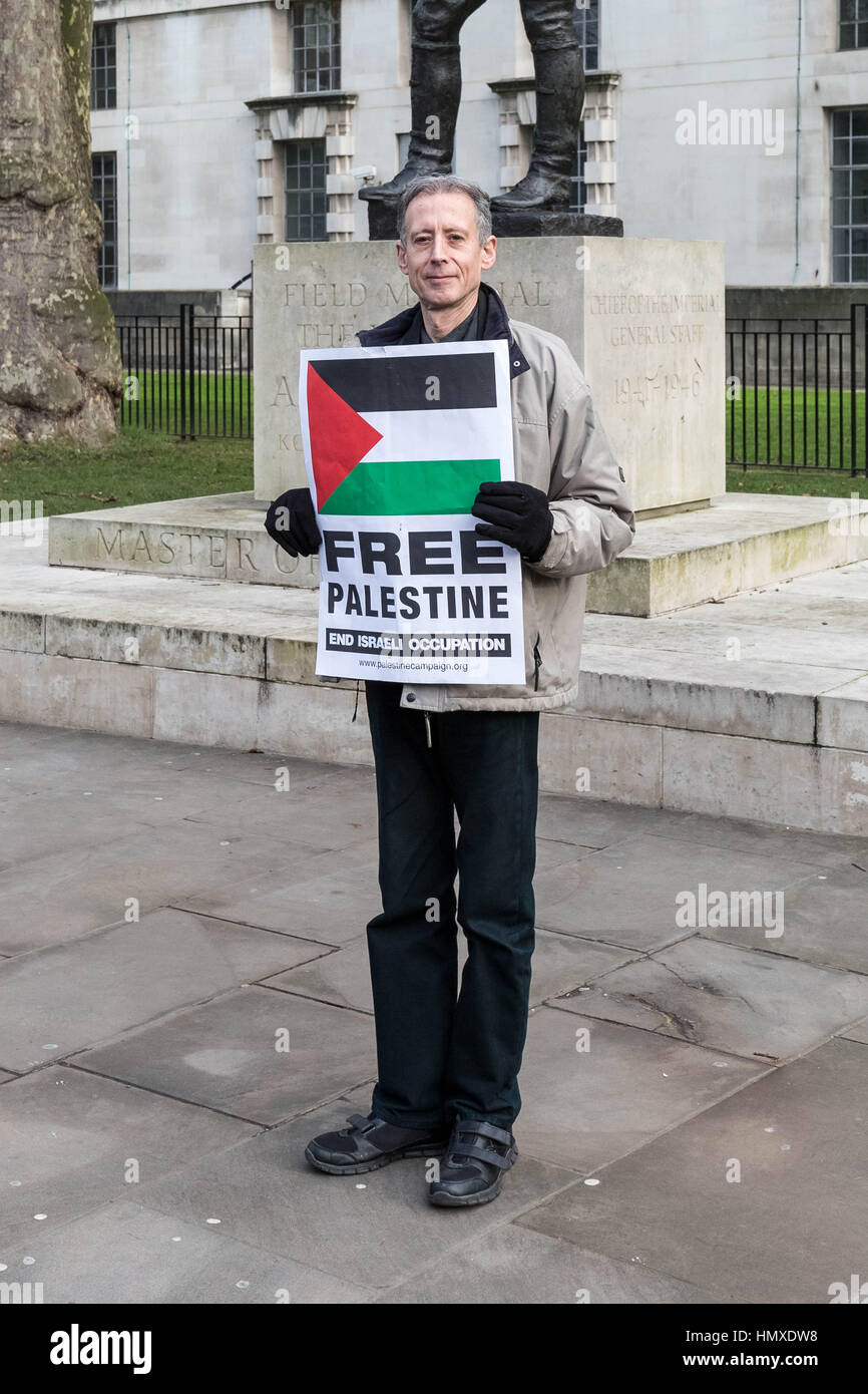 Londres, Royaume-Uni. 6 Février, 2017. Militant des droits de l'homme, Peter Tatchell, rejoint la manifestation pro-palestinienne contre le Premier Ministre israélien, Benjamin visite de Netanyahou à Downing Street © Guy Josse/Alamy Live News Banque D'Images