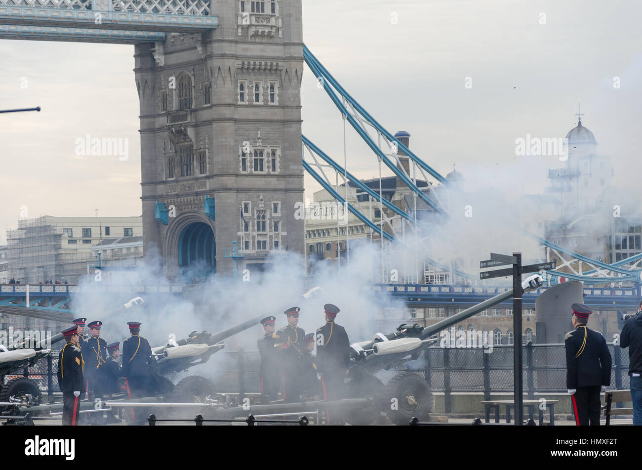 Londres, Royaume-Uni. 6 Février, 2017 Les armes à feu sont tirés en direction de la Tour de Londres à l'occasion de la reine Elizabeth II devient la première monarque à célébrer son Jubilé de Saphir. Credit : Ilyas Ayub / Alamy Live News Banque D'Images