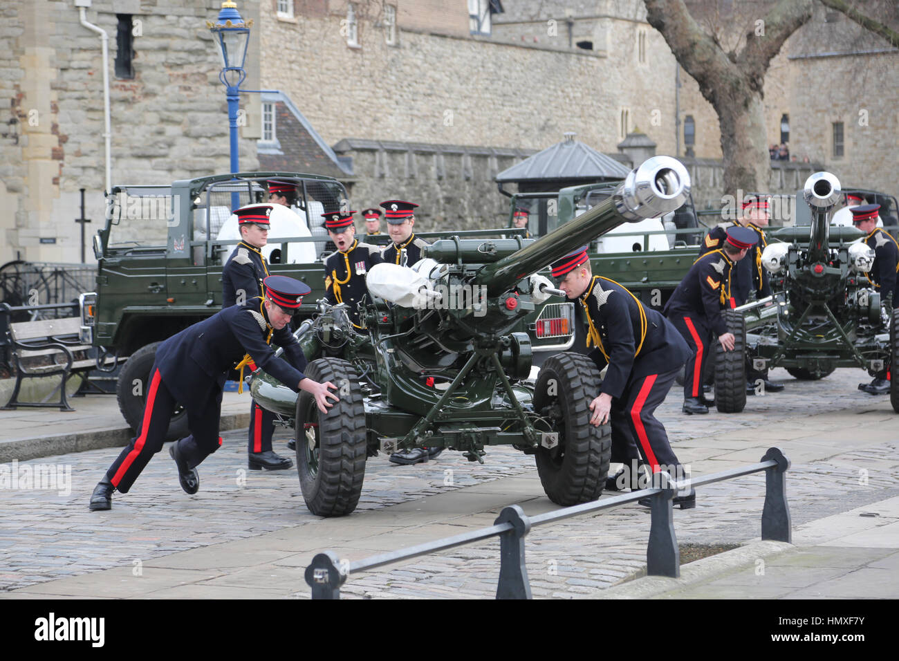 London,UK. Feb 6, 2017. Honorable Artillery Company tire une salve de ronde 62 Quai des armes à feu à l'occasion du 65e anniversaire de Sa Majesté la Reine's accession au trône. Crédit photo : SANDRA ROWSE/Alamy Live News Banque D'Images