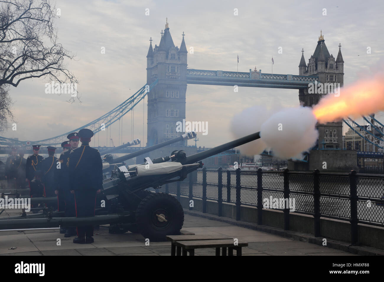 London,UK. Feb 6, 2017. Honorable Artillery Company tire une salve de ronde 62 Quai des armes à feu à l'occasion du 65e anniversaire de Sa Majesté la Reine's accession au trône. Crédit photo : SANDRA ROWSE/Alamy Live News Banque D'Images