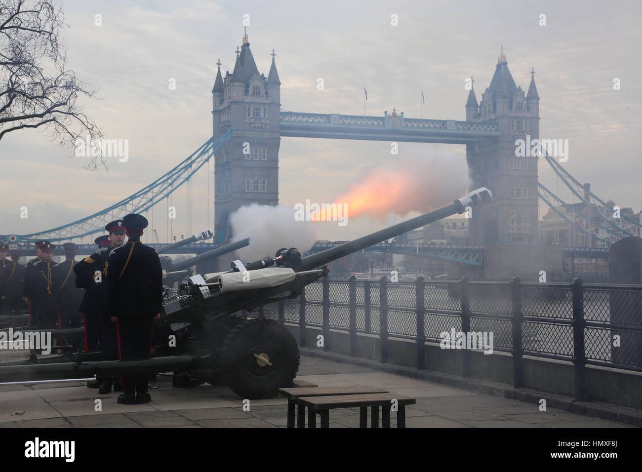 London,UK. Feb 6, 2017. Honorable Artillery Company tire une salve de ronde 62 Quai des armes à feu à l'occasion du 65e anniversaire de Sa Majesté la Reine's accession au trône. Crédit photo : SANDRA ROWSE/Alamy Live News Banque D'Images