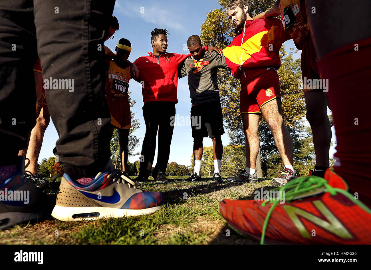 13 octobre 2016 - L'île aux pierres, de l'Iowa, États-Unis - Rock Island l'entraîneur adjoint, Aubrey Barnes parle à l'équipe avant le début de la Western Big Six championnats de cross country Golf Saukie à Rock Island, Illinois jeudi 13 octobre 2016..Il y a beaucoup de photos de sport intéressant de chercher loin de l'action principale. J'ai pris cette photo de l'île de roche l'entraîneur adjoint, Aubrey Barnes la motivation de l'équipe avant le début de la Western Big Six championnats de cross country Golf Saukie à Rock Island, Illinois jeudi 13 octobre, 2016. (Crédit Image : © Jeff Cook/Quad-City Times Banque D'Images