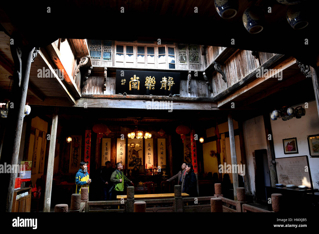 Huangshan, Anhui Province de la Chine. Feb 6, 2017. Les touristes visiter une ancienne maison sur le Jinjilu 1 Hao Street dans le village sur la montagne Qiyun Qiyunshan, la Chine de l'est la province de l'Anhui, le 6 février 2017. La rue est appelée 'rue' céleste comme il a été construit sur une falaise. Environ 30 ménages vivent dans la rue, et la plupart d'entre eux s'engagent dans l'industrie du tourisme. Credit : Tao Ming/Xinhua/Alamy Live News Banque D'Images