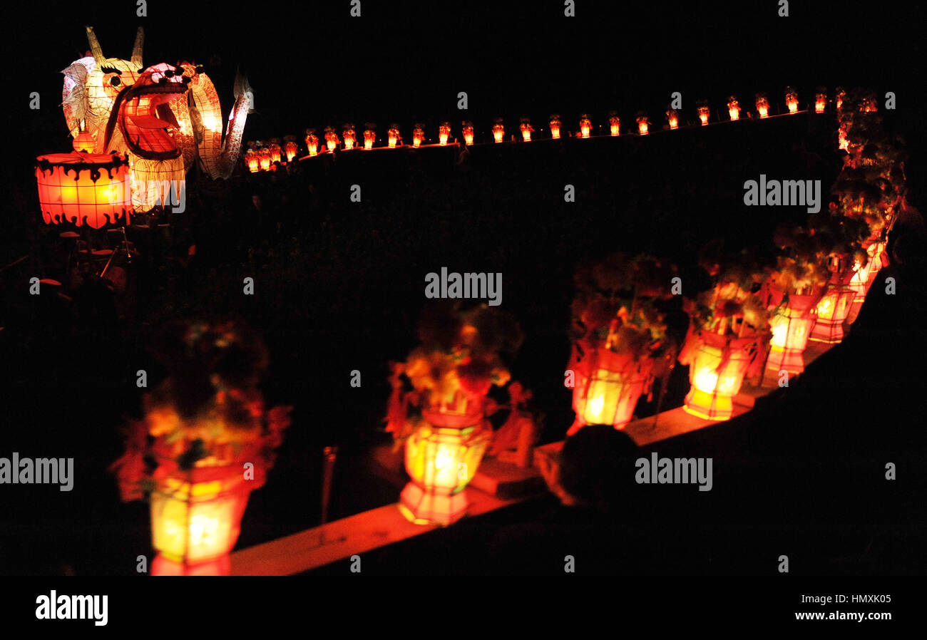 Dexing, province de Jiangxi en Chine. Feb 6, 2017. Effectuer les villageois lanterne dragon dance pour saluer le prochain Festival à Jiangtian Village de Dexing, Ville de la Province de Chine orientale, le 6 février 2017. Les performances des 150 mètres de long, qui a été lanterne dragon reliés par poste-comme conseils, est une façon traditionnelle de célébrer la Fête des lanternes, qui tombe le 11 février son année. Credit : Zhuo Zhongwei/Xinhua/Alamy Live News Banque D'Images