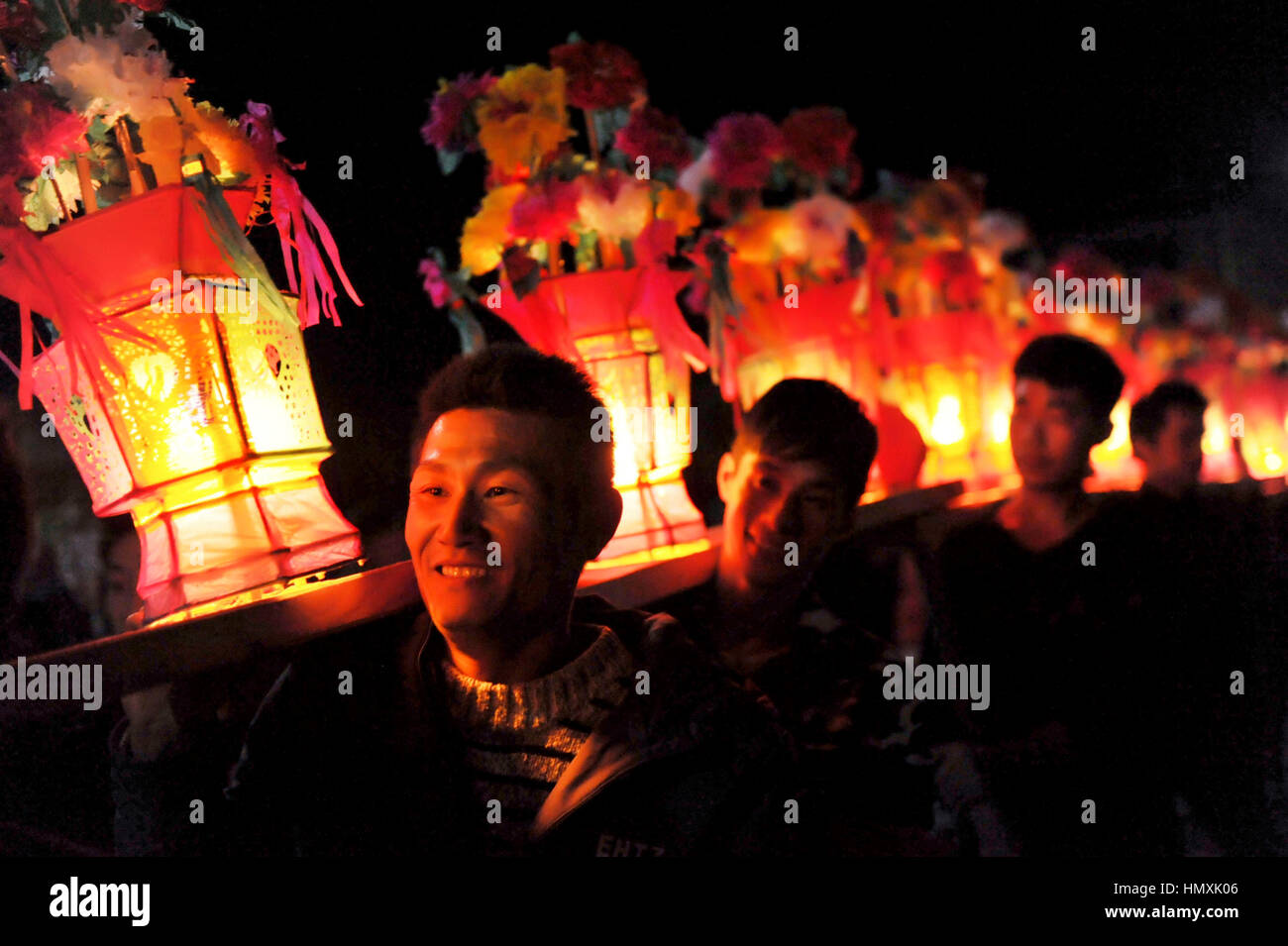 Dexing, province de Jiangxi en Chine. Feb 6, 2017. Effectuer les villageois lanterne dragon dance pour saluer le prochain Festival à Jiangtian Village de Dexing, Ville de la Province de Chine orientale, le 6 février 2017. Les performances des 150 mètres de long, qui a été lanterne dragon reliés par poste-comme conseils, est une façon traditionnelle de célébrer la Fête des lanternes, qui tombe le 11 février son année. Credit : Zhuo Zhongwei/Xinhua/Alamy Live News Banque D'Images