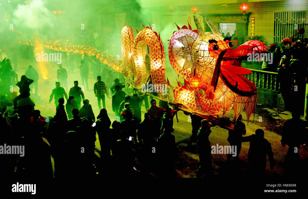 Dexing, province de Jiangxi en Chine. Feb 6, 2017. Effectuer les villageois lanterne dragon dance pour saluer le prochain Festival à Jiangtian Village de Dexing, Ville de la Province de Chine orientale, le 6 février 2017. Les performances des 150 mètres de long, qui a été lanterne dragon reliés par poste-comme conseils, est une façon traditionnelle de célébrer la Fête des lanternes, qui tombe le 11 février son année. Credit : Zhuo Zhongwei/Xinhua/Alamy Live News Banque D'Images