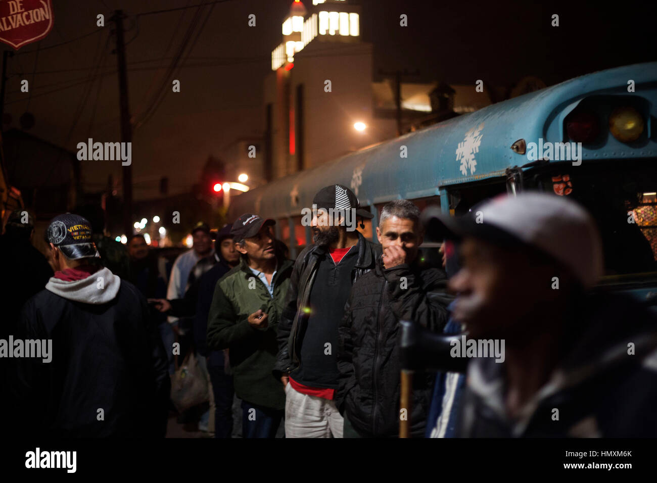 Tijuana, au Mexique. Feb 6, 2017. Parler des migrants avant qu'ils obtiennent dans un abri pour se reposer, à Tijuana, au Mexique, le 6 février 2017. Le Président américain Donald Trump a signé deux décrets le 25 janvier pour que le ministère de la sécurité intérieure commencer la planification, la conception et la construction d'une 'barrière physique' le long de la frontière entre les États-Unis et le Mexique, d'identifier les immigrants sans papiers, et de supprimer ceux qui ont un casier judiciaire. Crédit : David de la Paz/Xinhua/Alamy Live News Banque D'Images