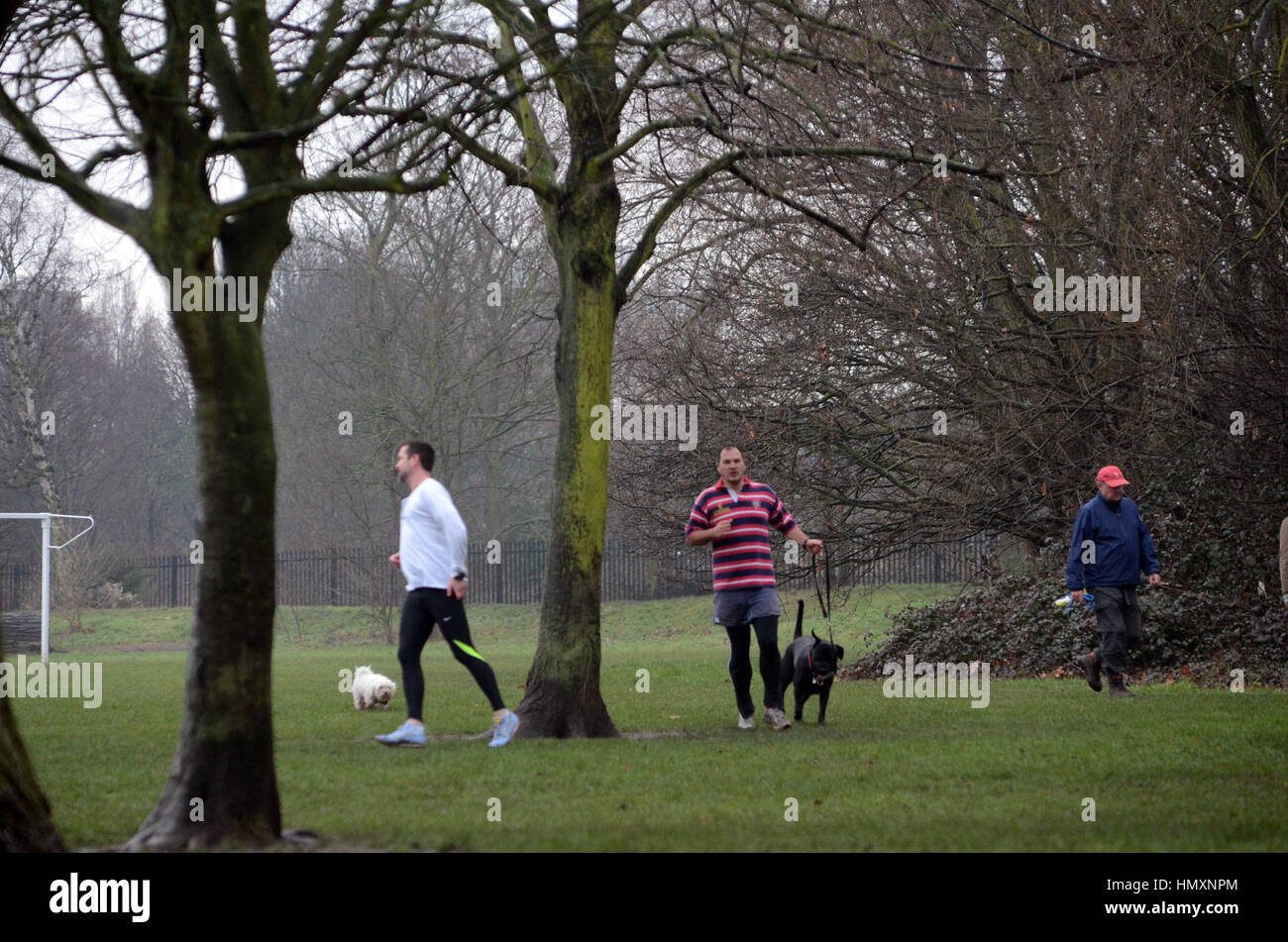 Londres, Royaume-Uni. 07Th Feb 2017. Matin brumeux sur Wandsworth Common. Credit : JOHNNY ARMSTEAD/Alamy Live News Banque D'Images