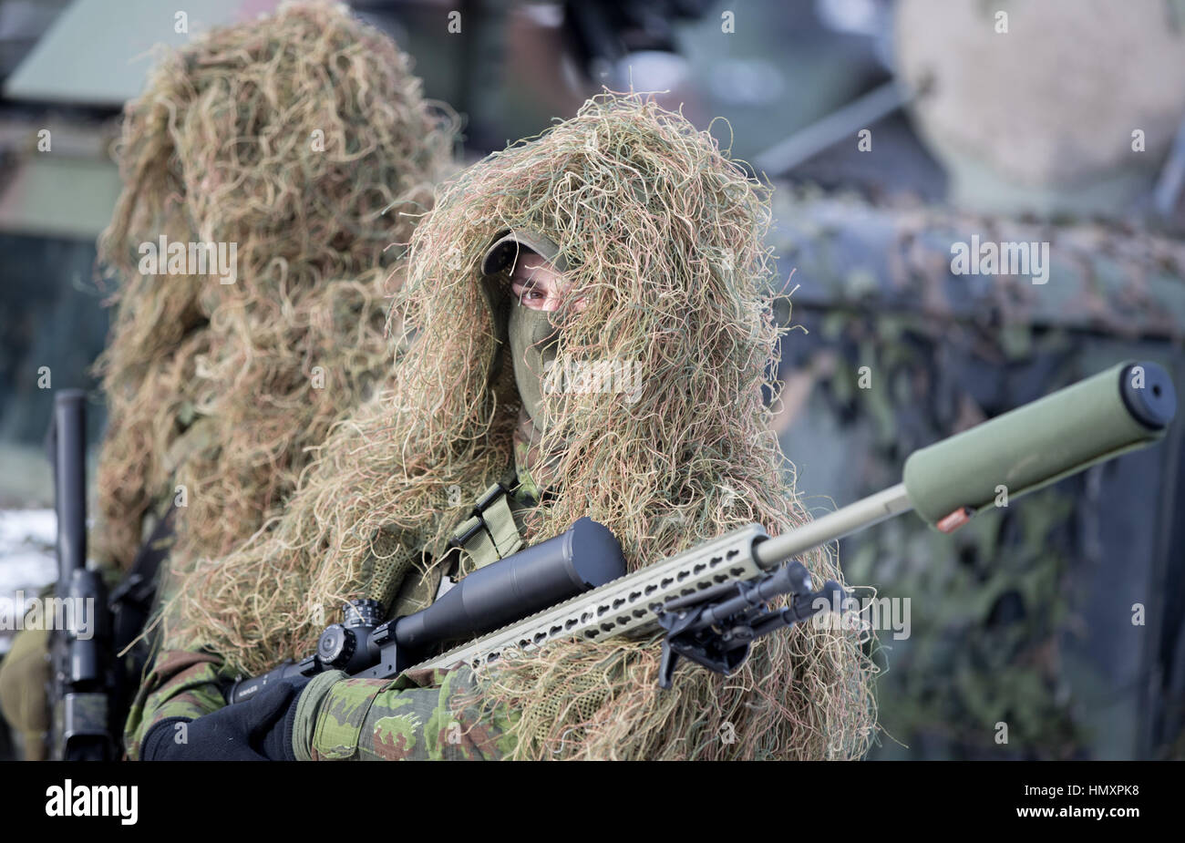 Rukla, la Lituanie. 07Th Feb 2017. De l'armée lituanienne tireurs d'attendre l'arrivée du ministre allemand de la défense, Ursula von der Leyen (CDU) et le président de la République de Lituanie Dalia Grybauskaitė à Rukla, Lituanie, 07 février 2017. L'armée allemande est à la tête de l'Otan dans le pays balte dans le cadre d'une opération de dissuasion à l'encontre de la Russie. La Lituanie, l'Estonie, la Lettonie et la Pologne se sentent menacés par leur grand voisin à l'Est. Photo : Kay Nietfeld/dpa/Alamy Live News Banque D'Images