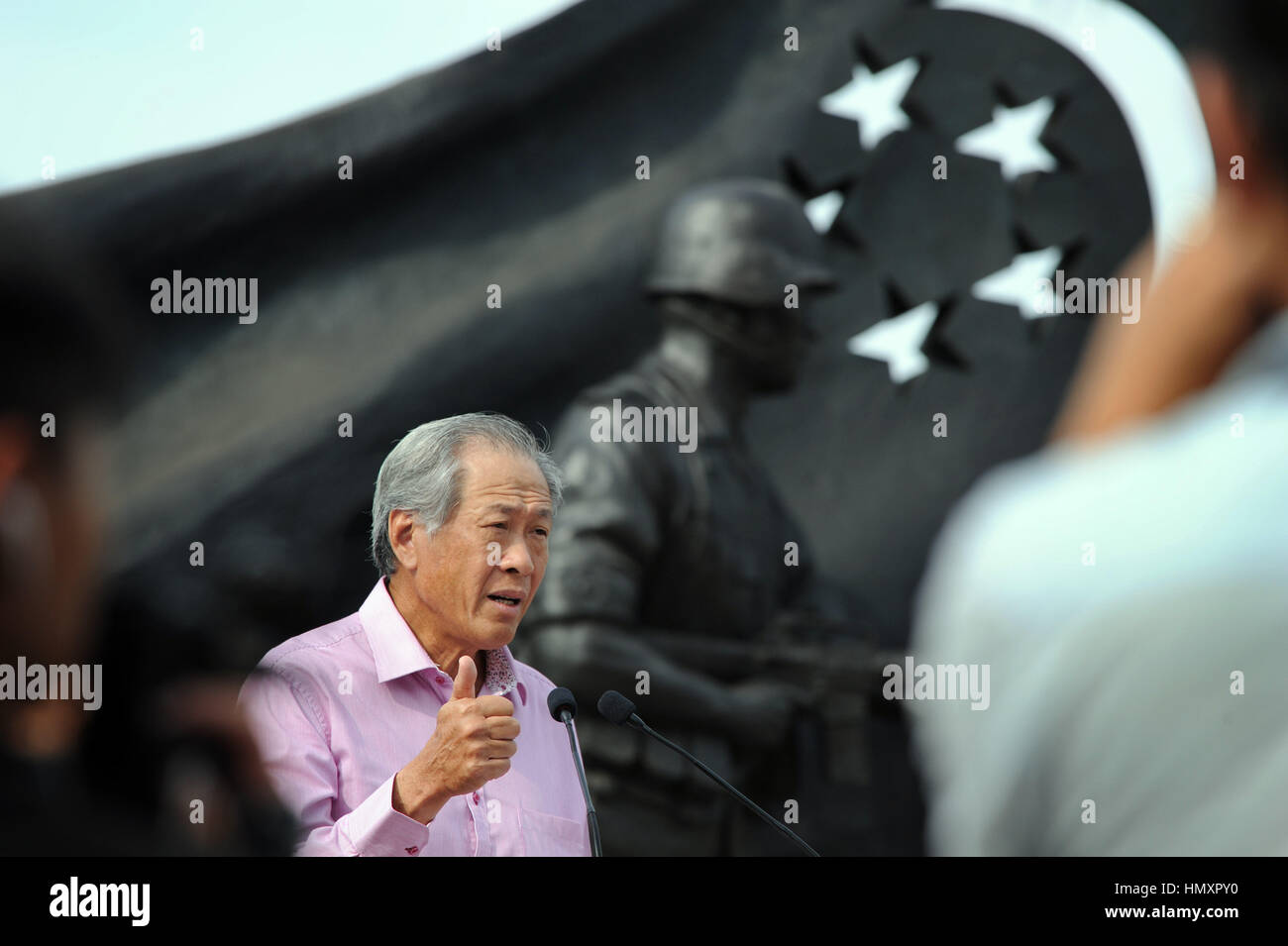 Singapour. 7 Février, 2017. Le ministre de la Défense de Singapour Ng Eng Hen parle lors de la cérémonie de prestation de serment du nouveau Service enlistees nationale tenue au Centre de formation militaire de base sur la Singapour Pulau Tekong, 7 février 2017. Le ministre de la Défense de Singapour Ng Eng Hen le mardi a assisté à la cérémonie de prestation de serment des nouvelles recrues sur Pulau Tekong, et lancé une année de célébrations intitulée "NS50' pour commémorer 50 ans de service national. Credit : Puis Chih Wey/Xinhua/Alamy Live News Banque D'Images