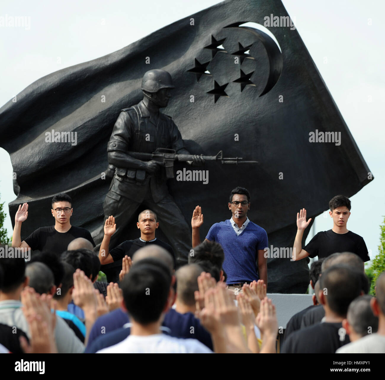 Singapour. 7 Février, 2017. Les nouvelles recrues du Service National de prêter serment lors de la cérémonie de prestation de serment s'est tenue à la formation militaire de base sur le centre de Singapour Pulau Tekong, 7 février 2017. Le ministre de la Défense de Singapour Ng Eng Hen le mardi a assisté à la cérémonie de prestation de serment des nouvelles recrues sur Pulau Tekong, et lancé une année de célébrations intitulée "NS50' pour commémorer 50 ans de service national. Credit : Puis Chih Wey/Xinhua/Alamy Live News Banque D'Images