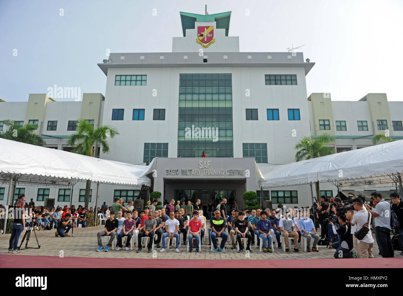 Singapour. 7 Février, 2017. Nouveau service national enlistees préparer de prêter serment lors de la cérémonie de prestation de serment s'est tenue à la formation militaire de base sur le centre de Singapour Pulau Tekong, 7 février 2017. Le ministre de la Défense de Singapour Ng Eng Hen le mardi a assisté à la cérémonie de prestation de serment des nouvelles recrues sur Pulau Tekong, et lancé une année de célébrations intitulée "NS50' pour commémorer 50 ans de service national. Credit : Puis Chih Wey/Xinhua/Alamy Live News Banque D'Images