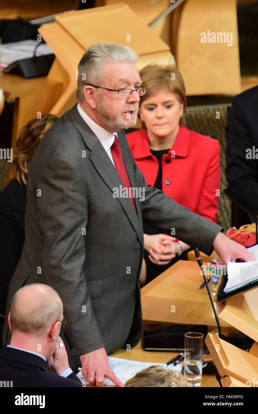 Edinburgh, Royaume-Uni. 7 Février, 2017. Brexit ministre écossais Michael Russell (L)introduit un débat du gouvernement écossais au Parlement écossais s'opposant à l'application de l'article 50, en tant que premier ministre Nicola Sturgeon semble sur, Ken Crédit : Jack/Alamy Live News Banque D'Images