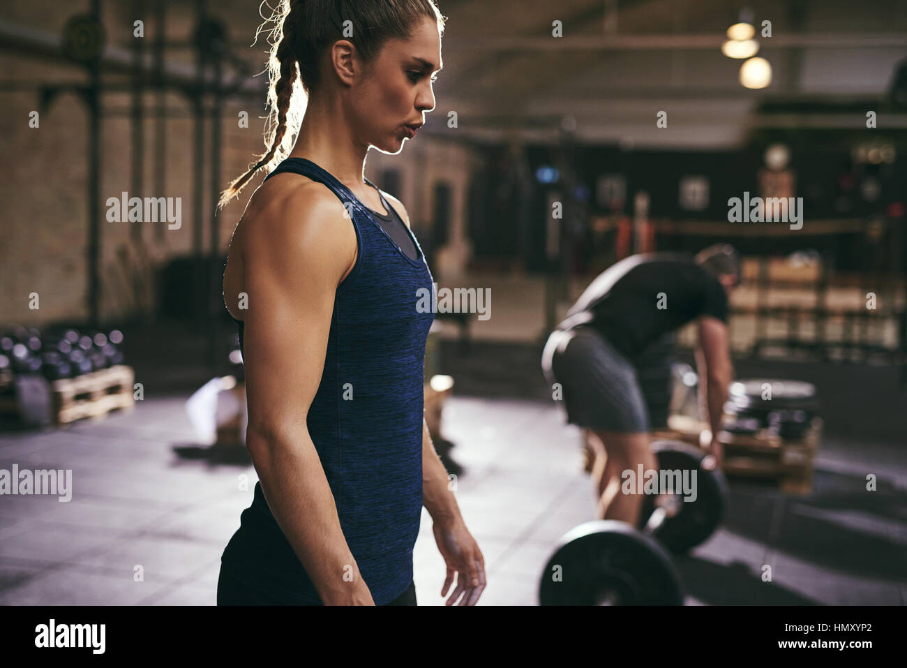 Femme forte et l'homme de faire les préparatifs de soulevé de terre. L'intérieur horizontal tourné Banque D'Images