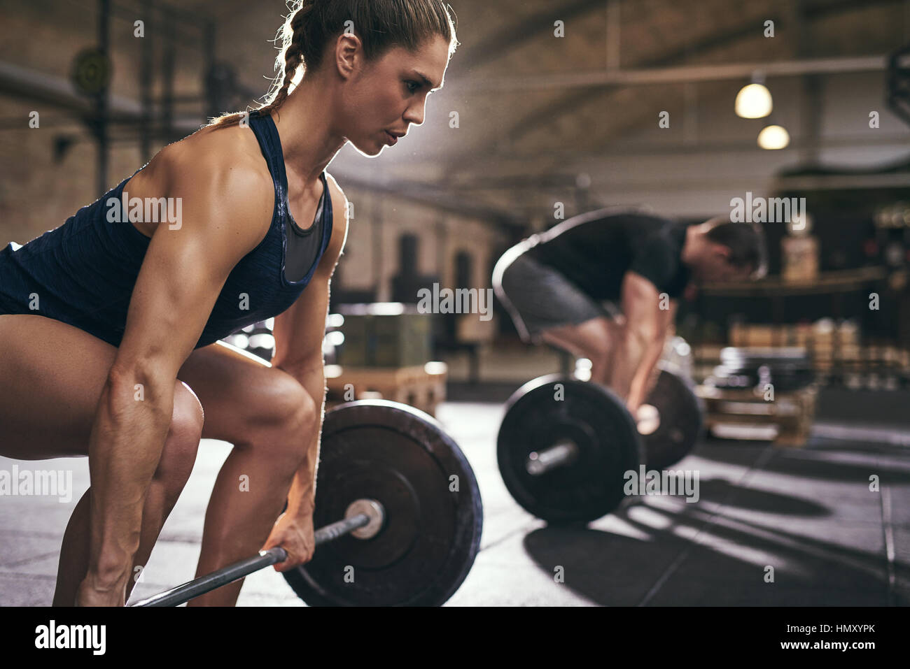 Mettre en place des personnes se préparant à soulevé de terre et tenant des barres. L'intérieur horizontal tourné Banque D'Images