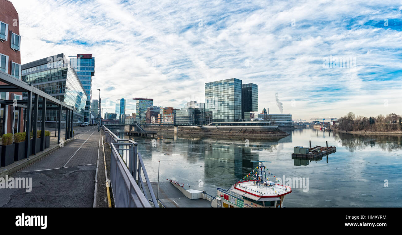 Düsseldorf, Allemagne - le 20 janvier 2017 : vue panoramique sur le port de nouveaux médias avec l'hôtel Hyatt Regency et l'accent Bureau à Düsseldorf Banque D'Images