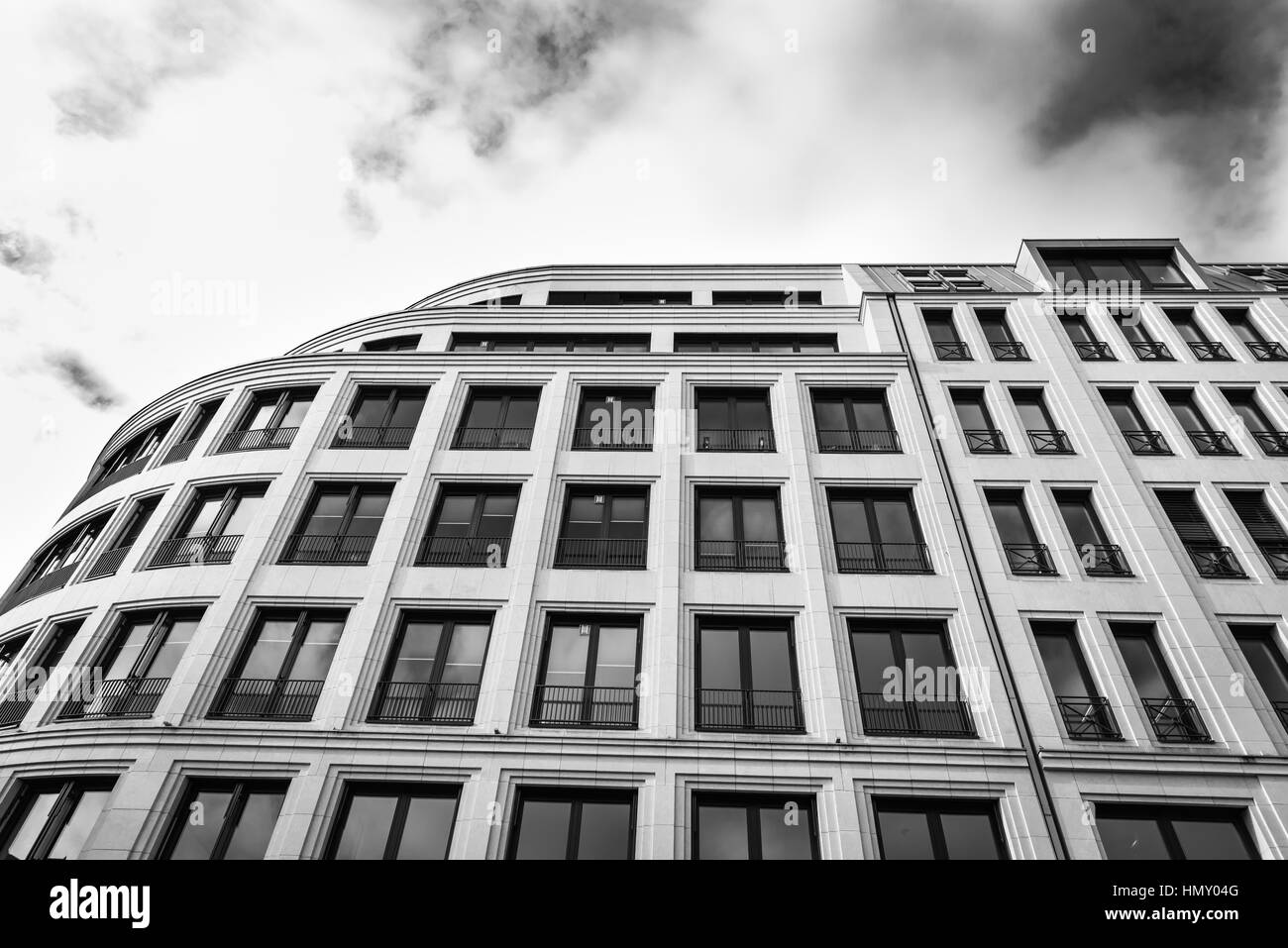 ESSEN, ALLEMAGNE - le 25 janvier 2017 : l'facae d'un immeuble de bureaux à Rüttenscheider Straße contraste avec la vive sky Banque D'Images