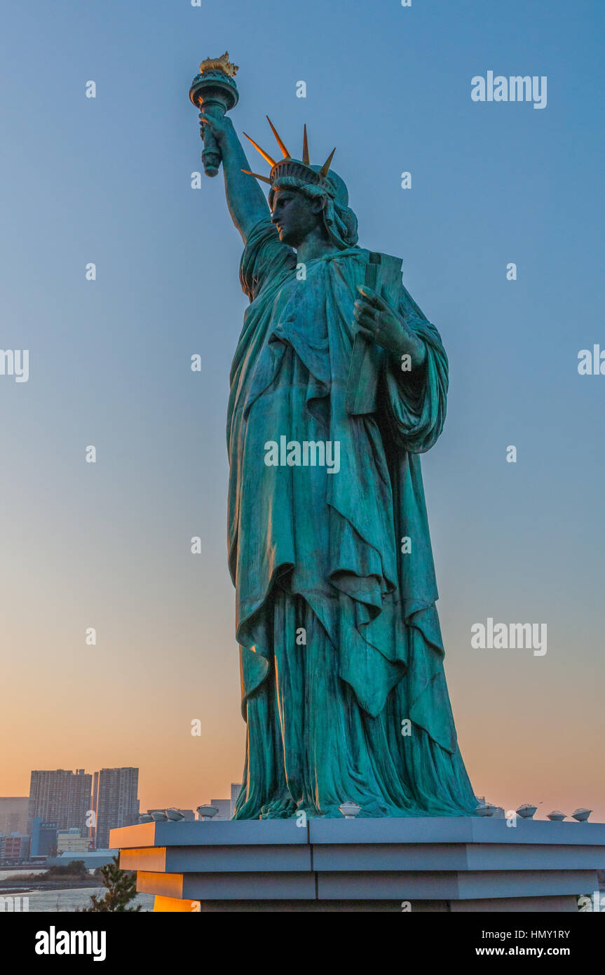 Lady Liberty juxtaposés se tiennent près de pont en arc-en-ciel à Odaiba Banque D'Images