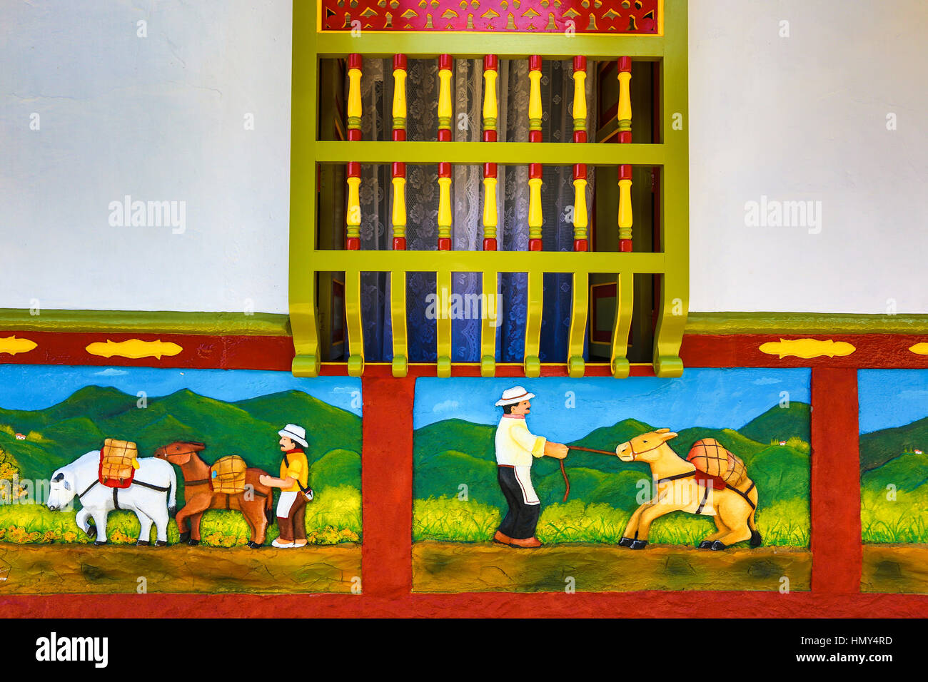 Bâtiment avec zocalos Colombie Guatape peintes de couleurs vives Banque D'Images