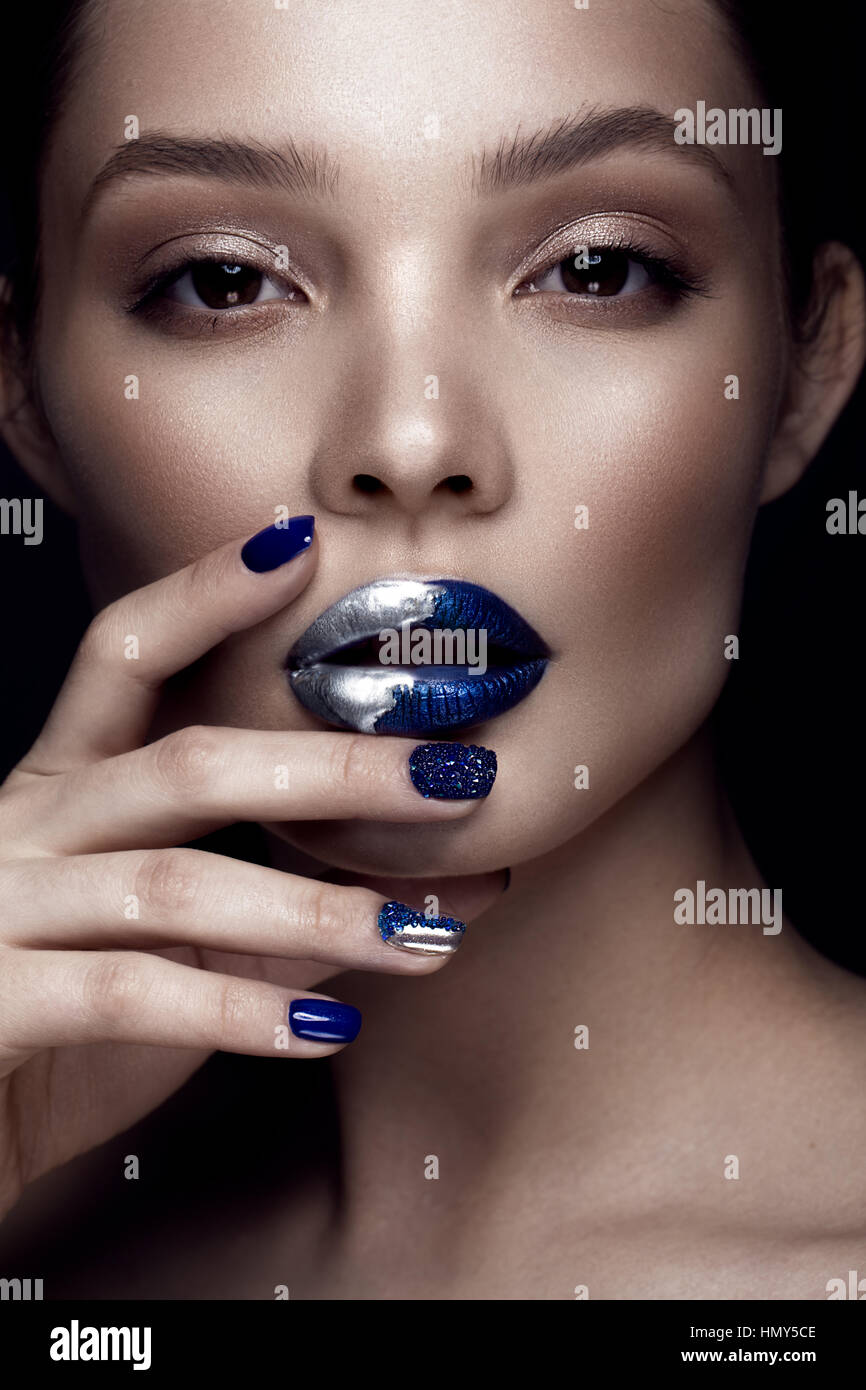 Belle fille avec l'art du maquillage, dark glitter lèvres ongles manucurés et design. beauté visage. Banque D'Images