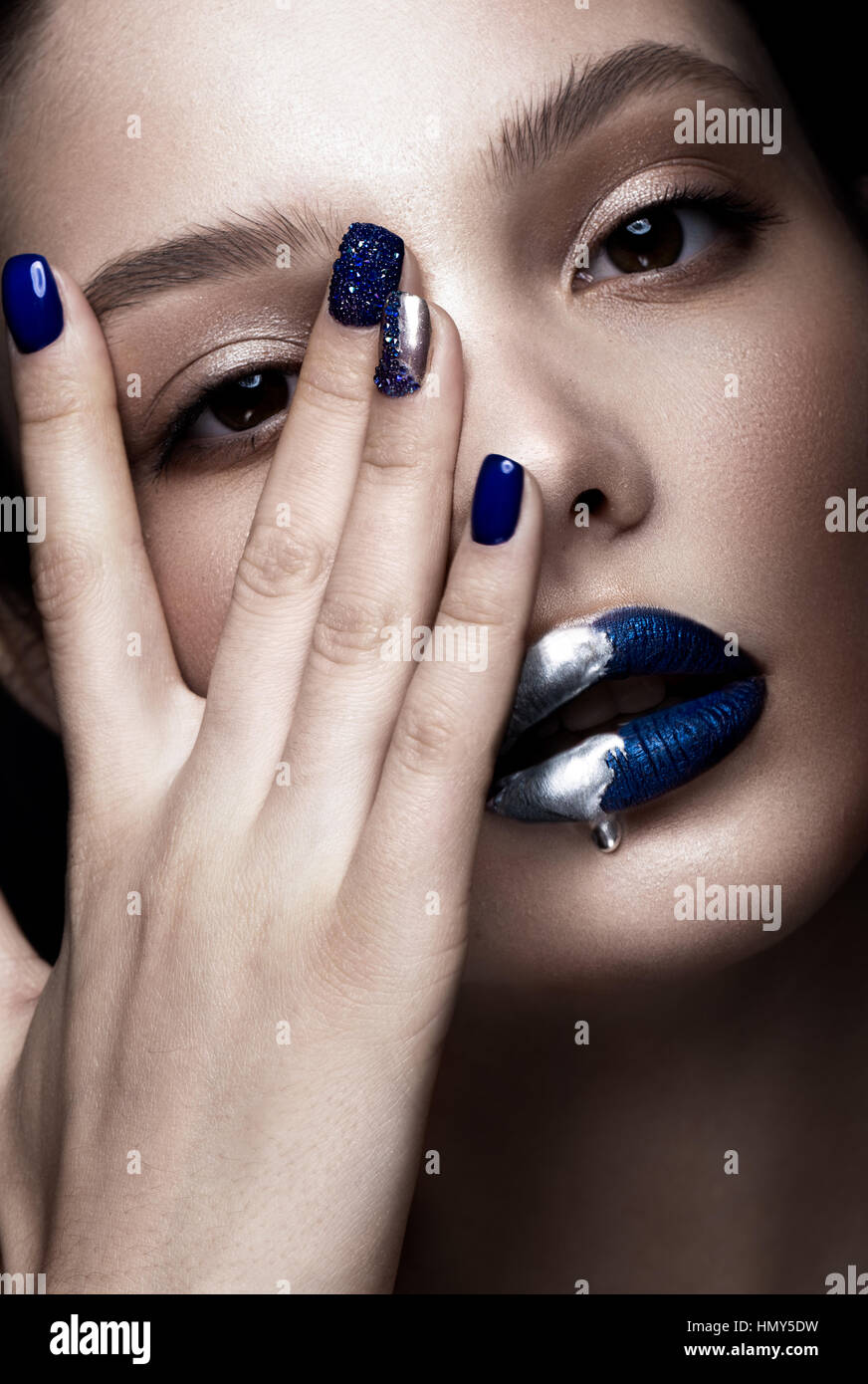 Belle fille avec l'art du maquillage, dark glitter lèvres ongles manucurés et design. beauté visage. Banque D'Images
