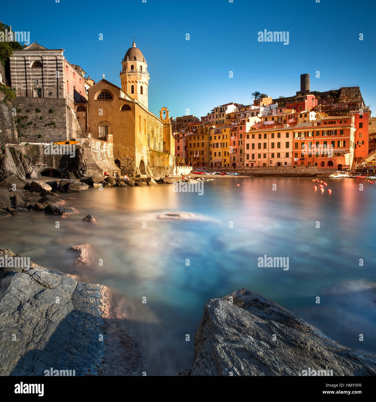 Vernazza village, église, rochers et mer port sur le coucher du soleil, paysage marin dans cinq terres, Parc National des Cinque Terre, la Ligurie Italie Europe. Longue Exposition. Banque D'Images