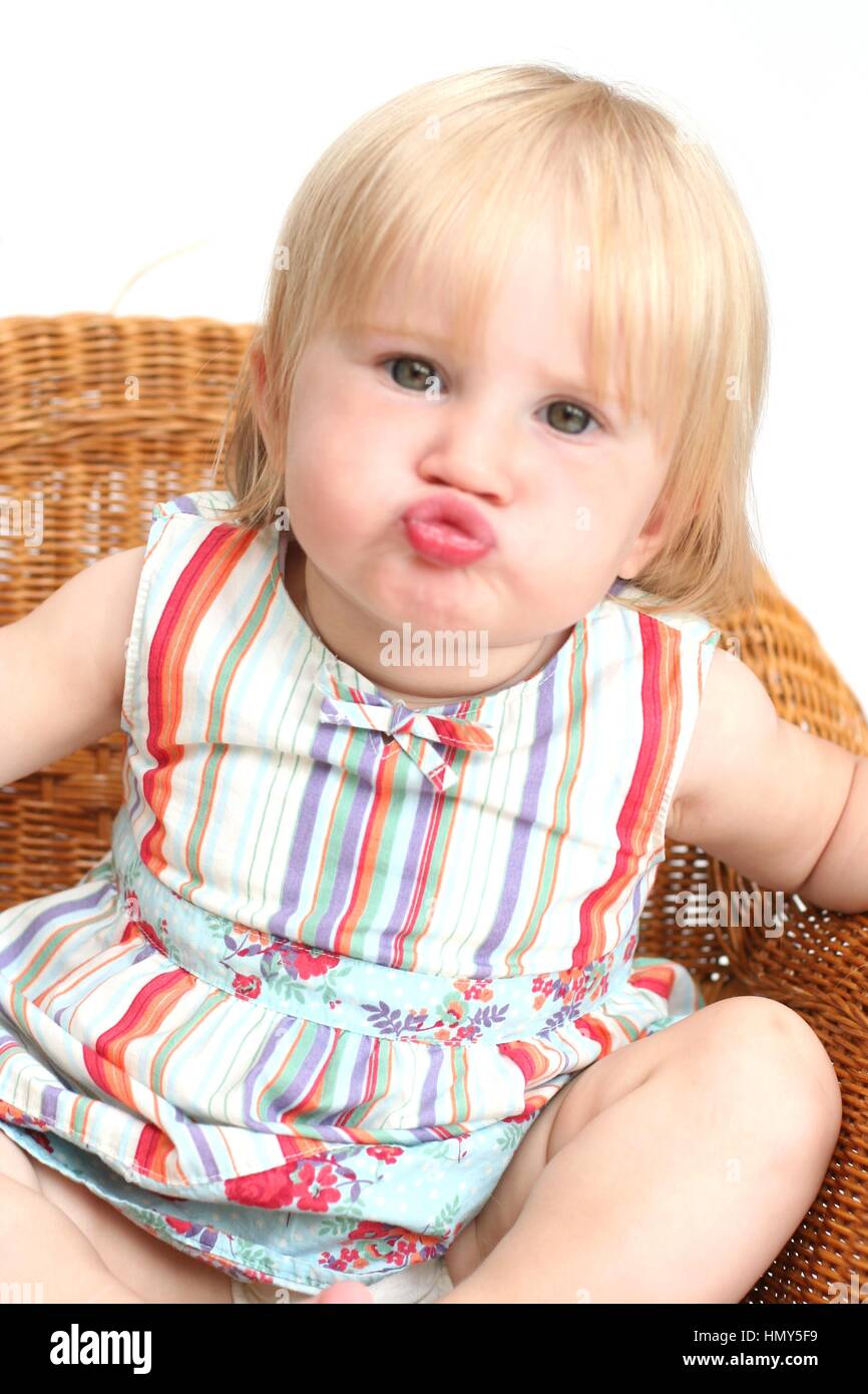Petite Fille Enfant Bebe Fille Blonde Todder Assis Dans Un Fauteuil En Osier Faire Une Drole De Tronche Tacaud Photo Stock Alamy