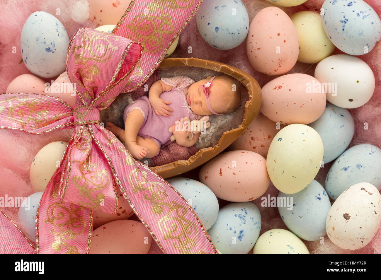 Bebe Nouveau Ne De Dormir Dans Un Oeuf De Paques En Chocolat Photo Stock Alamy